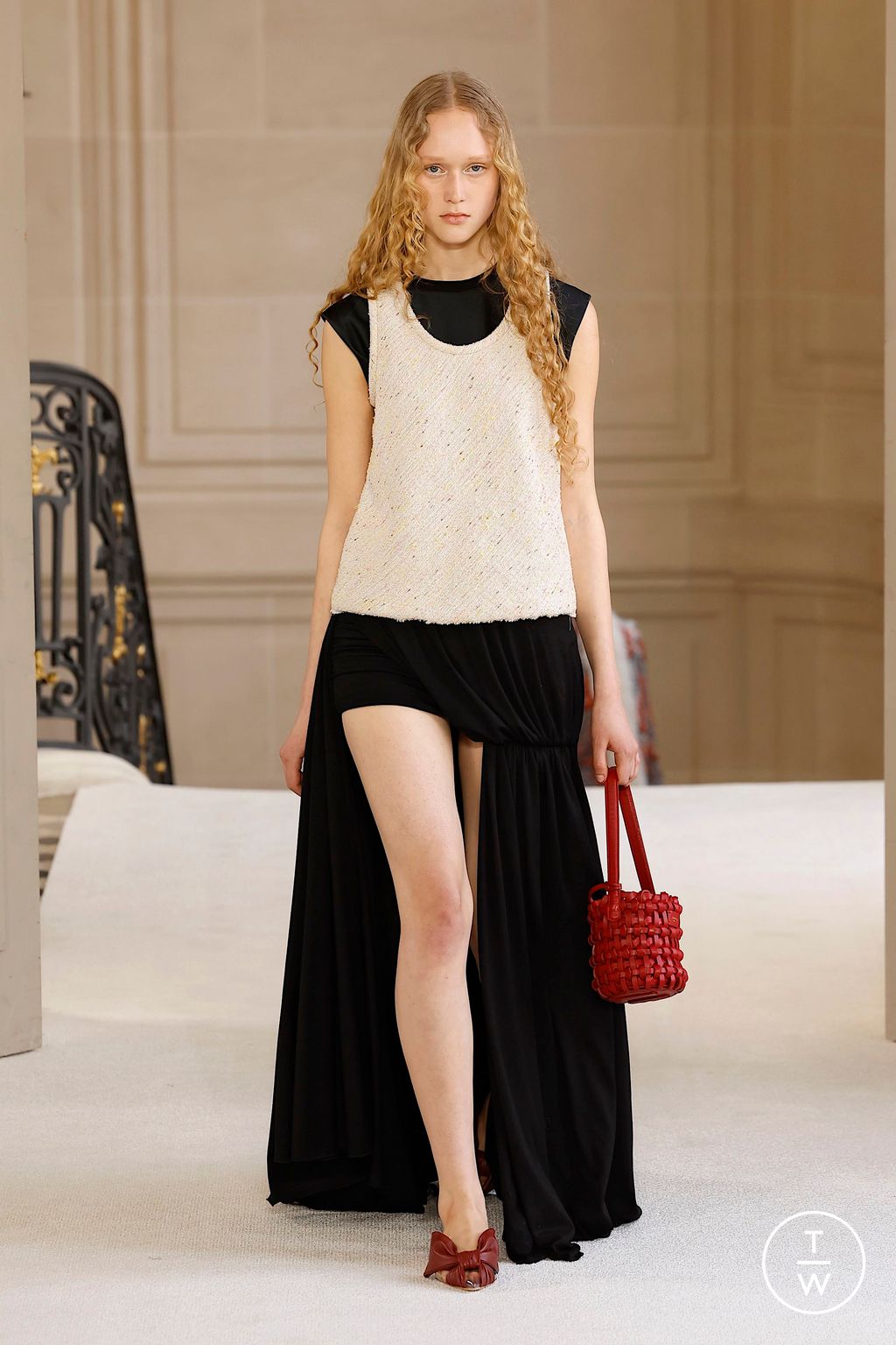 Fashion Week Paris Fall/Winter 2025 look 31 from the Giambattista Valli collection womenswear