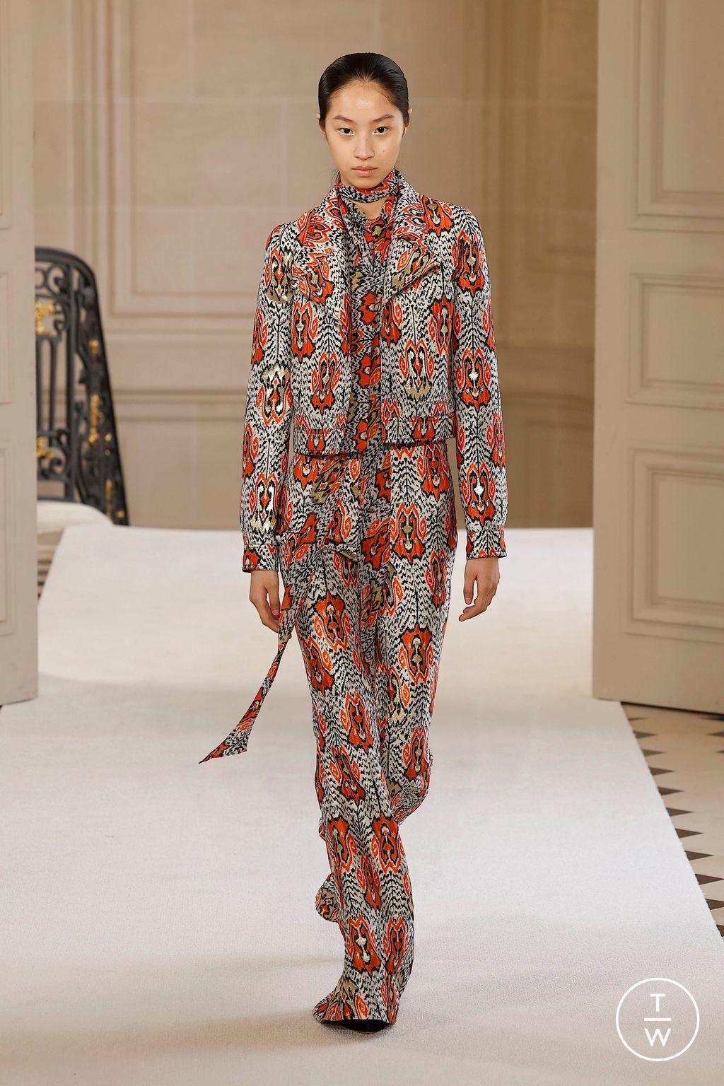 Fashion Week Paris Fall/Winter 2025 look 34 de la collection Giambattista Valli womenswear