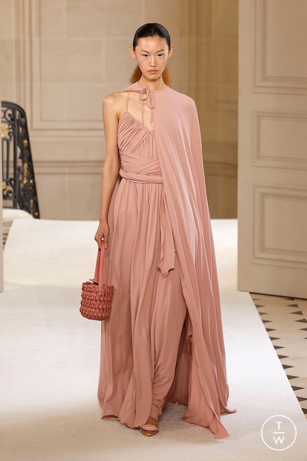 Fashion Week Paris Fall/Winter 2025 look 42 de la collection Giambattista Valli womenswear