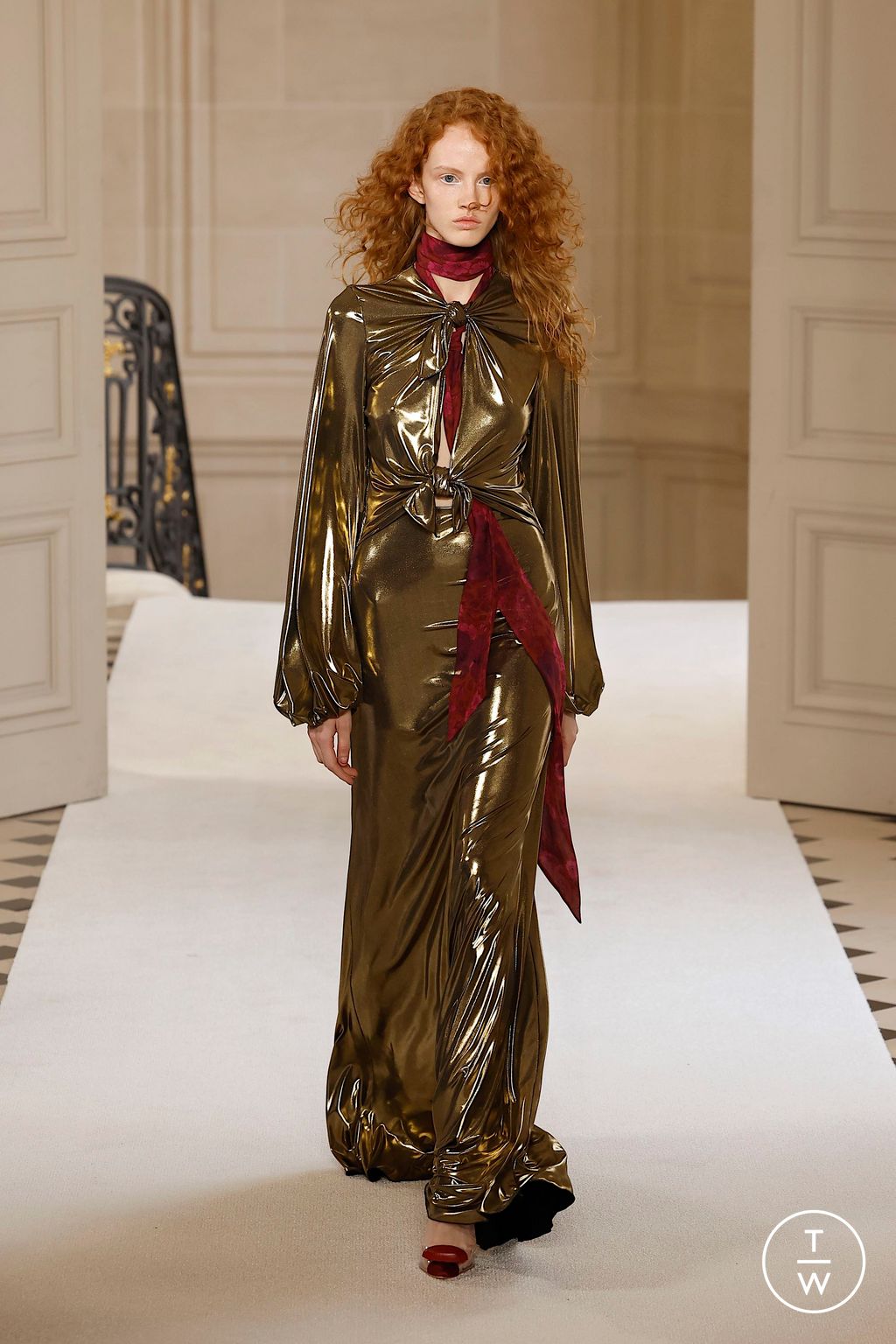 Fashion Week Paris Fall/Winter 2025 look 43 de la collection Giambattista Valli womenswear