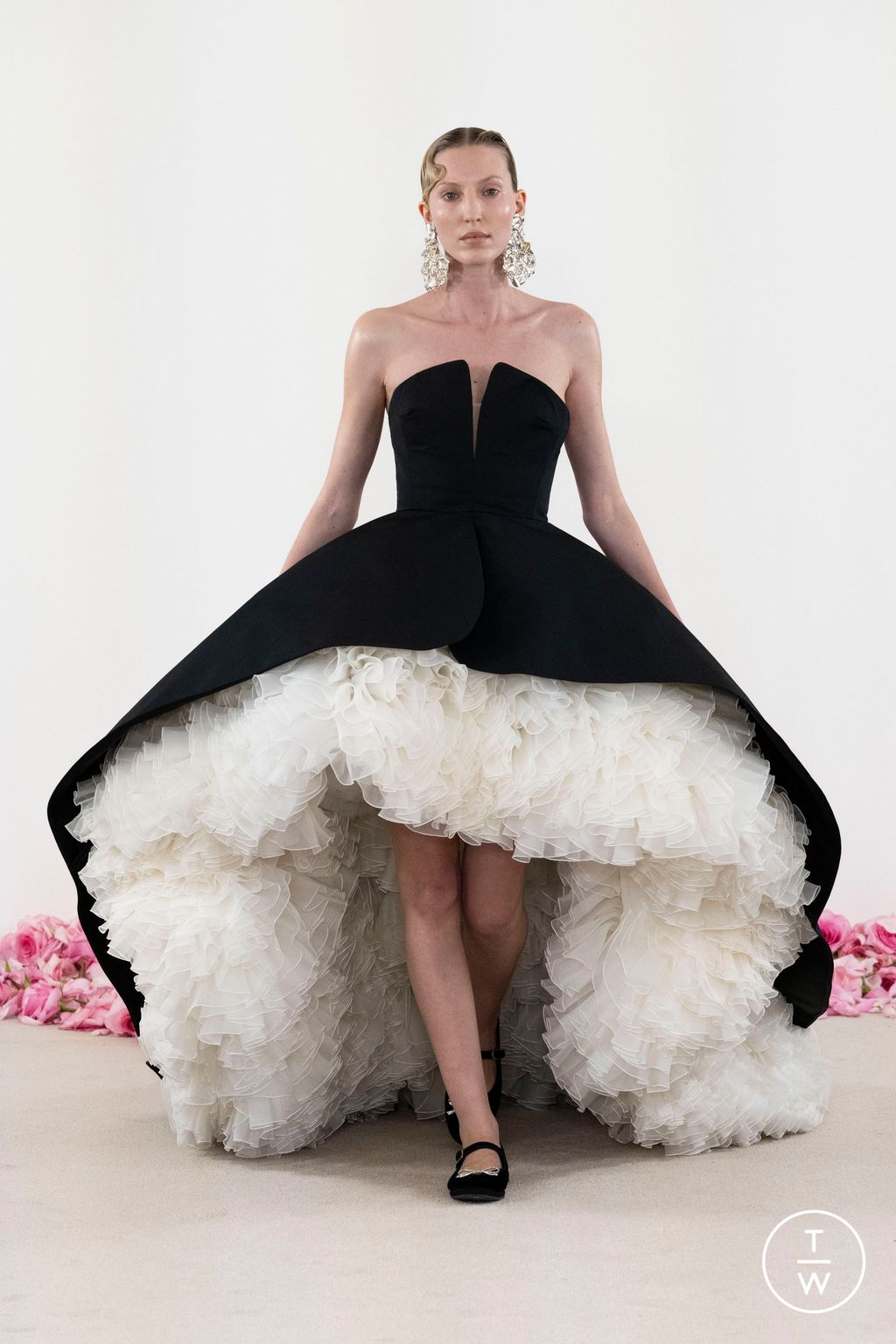 Fashion Week Paris Fall/Winter 2023 look 1 from the Giambattista Valli collection couture