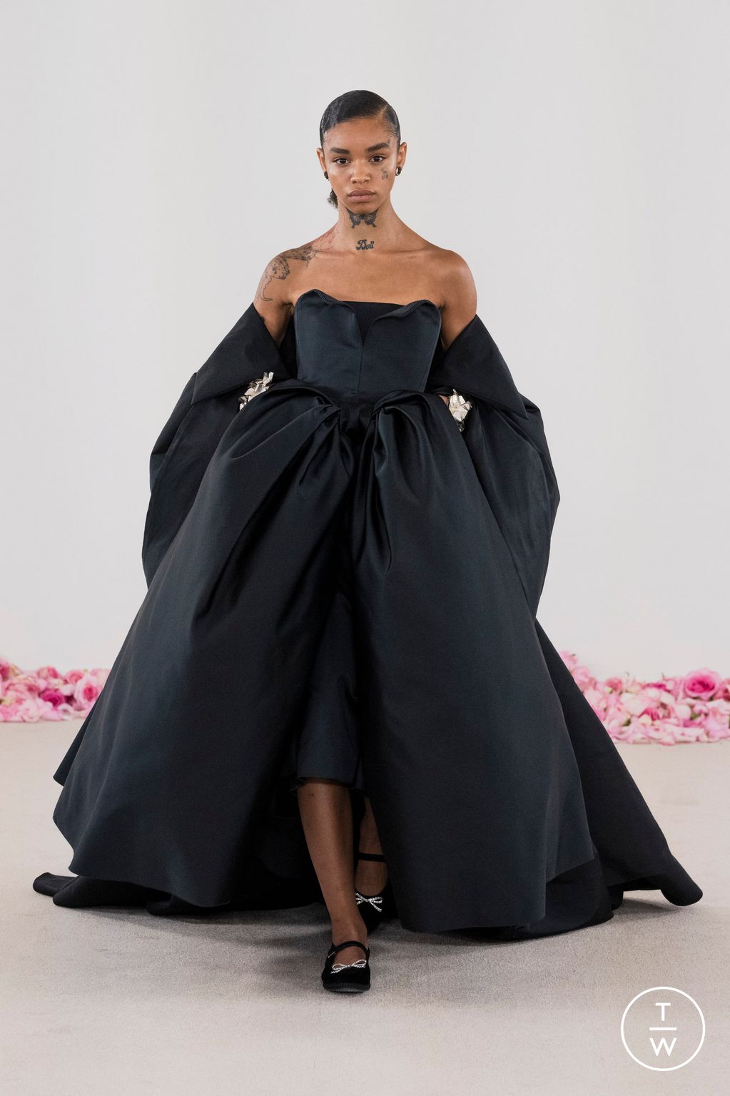 Fashion Week Paris Fall/Winter 2023 look 3 from the Giambattista Valli collection couture