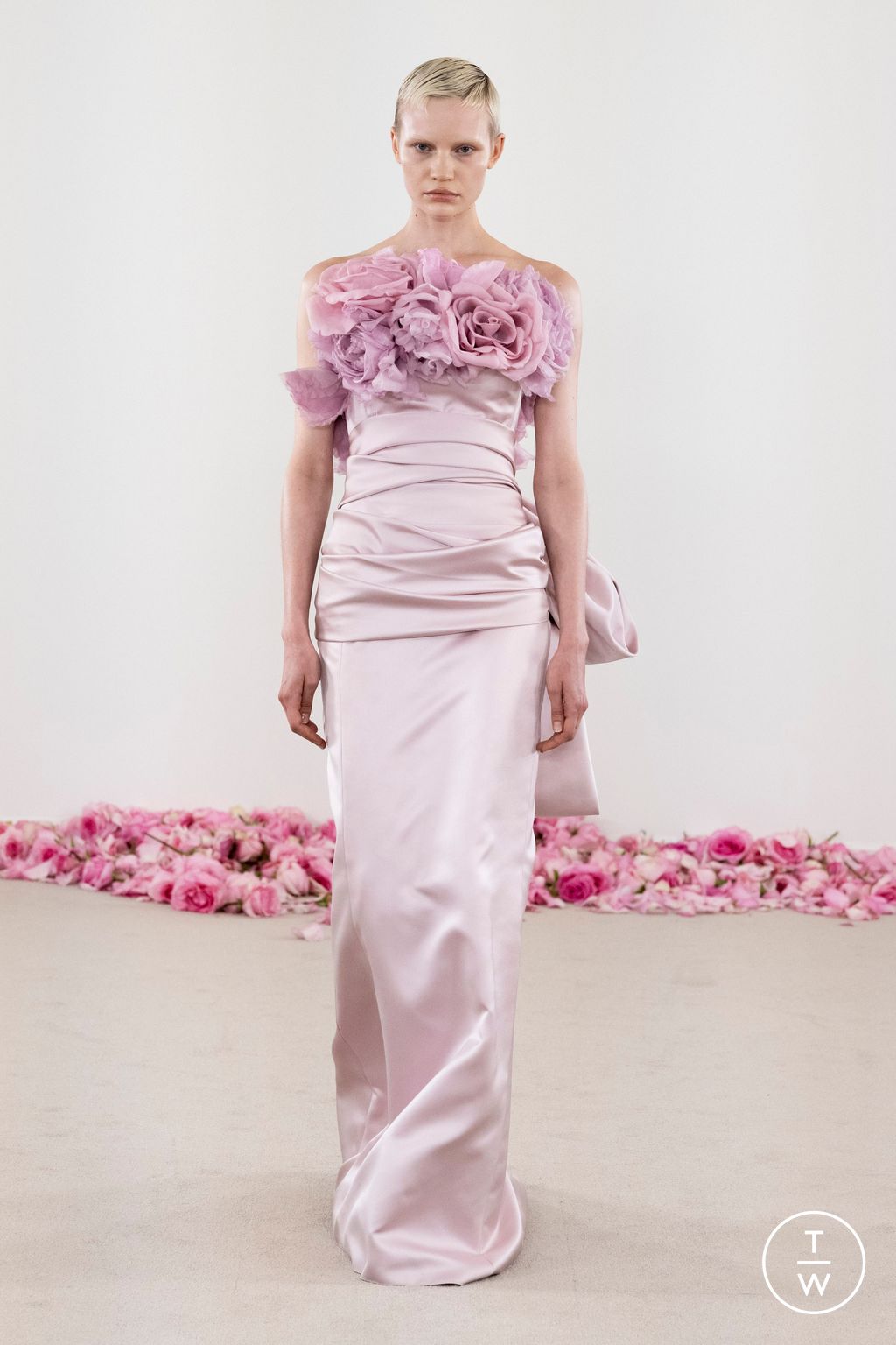 Fashion Week Paris Fall/Winter 2023 look 4 from the Giambattista Valli collection couture