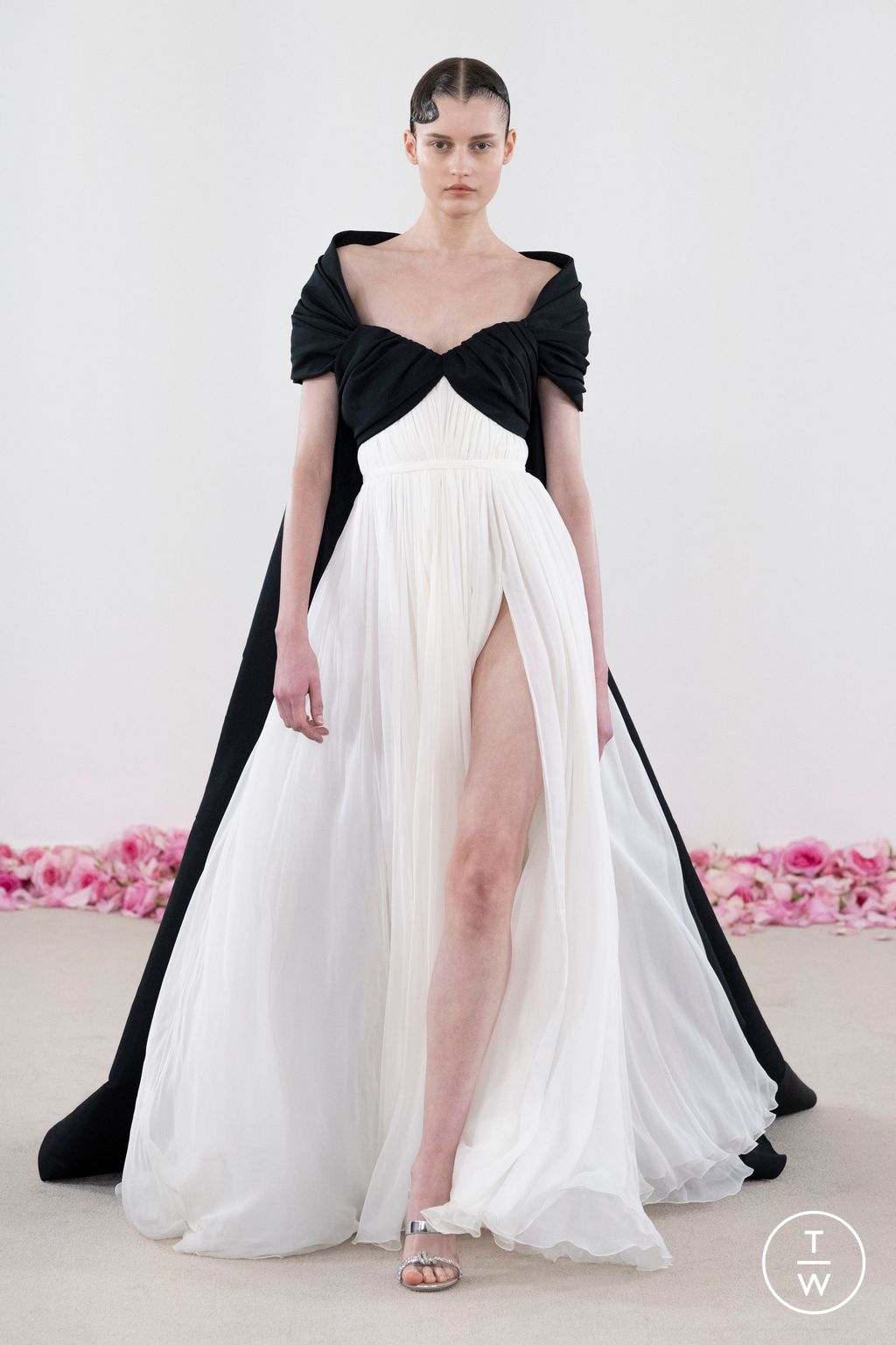 Fashion Week Paris Fall/Winter 2023 look 5 from the Giambattista Valli collection couture