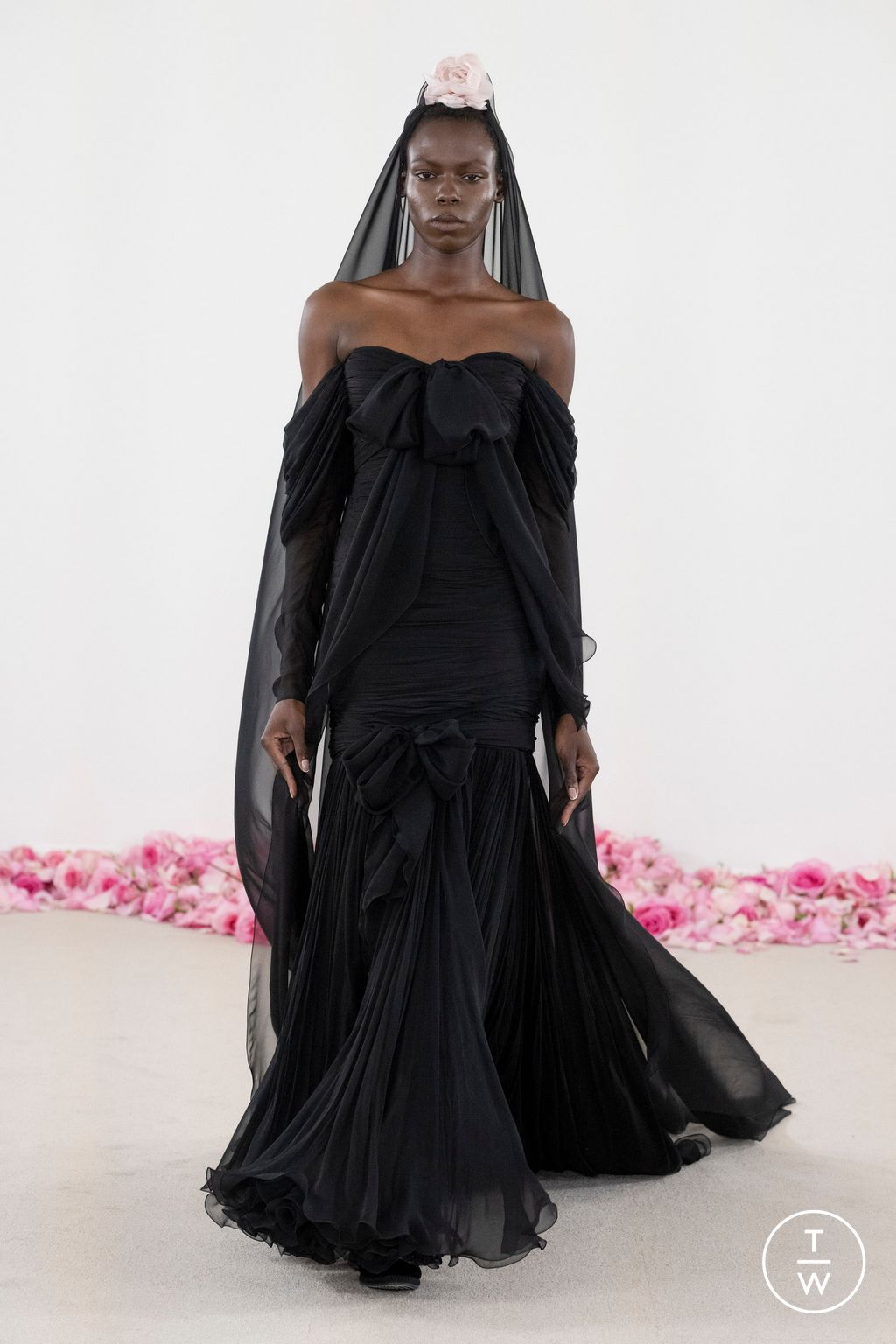 Fashion Week Paris Fall/Winter 2023 look 6 from the Giambattista Valli collection couture