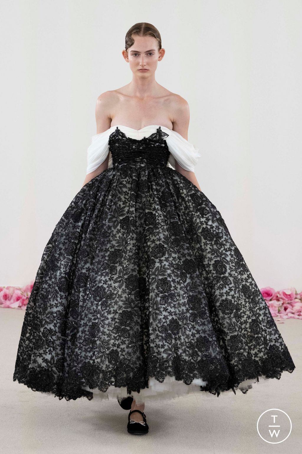 Fashion Week Paris Fall/Winter 2023 look 7 from the Giambattista Valli collection couture