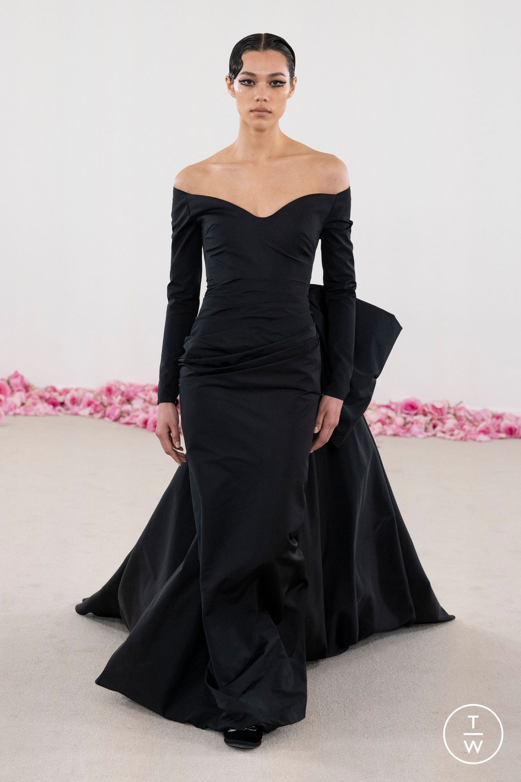 Fashion Week Paris Fall/Winter 2023 look 8 from the Giambattista Valli collection couture
