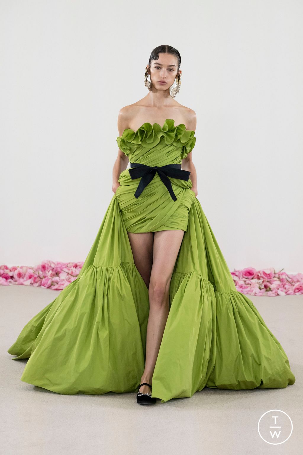 Fashion Week Paris Fall/Winter 2023 look 9 from the Giambattista Valli collection couture