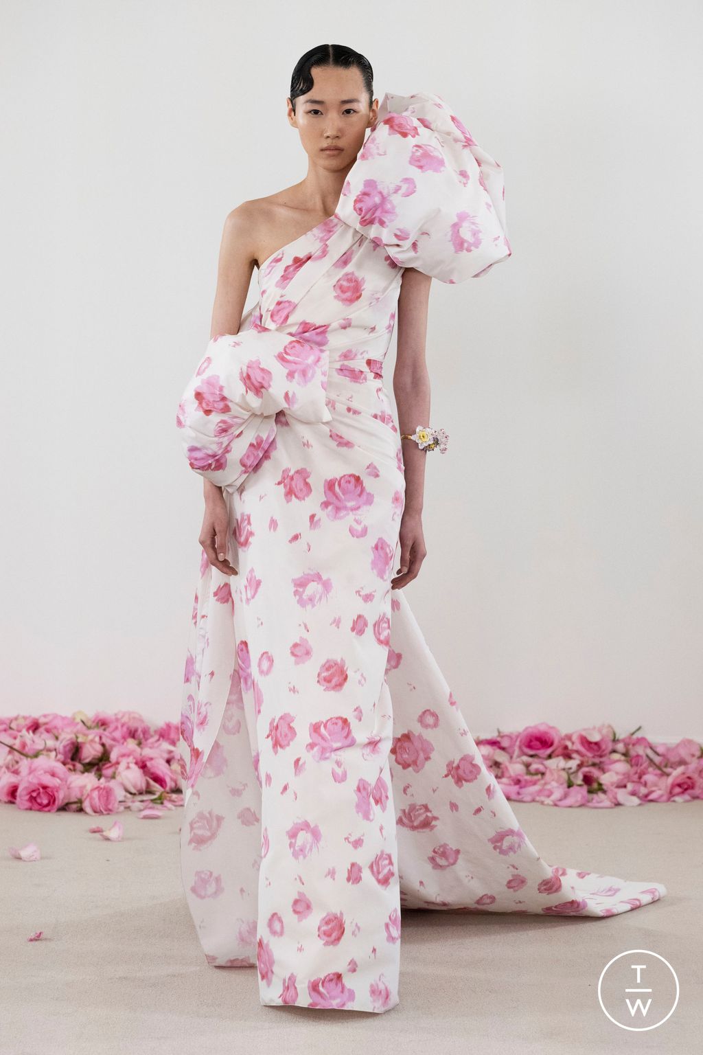 Fashion Week Paris Fall/Winter 2023 look 10 from the Giambattista Valli collection couture