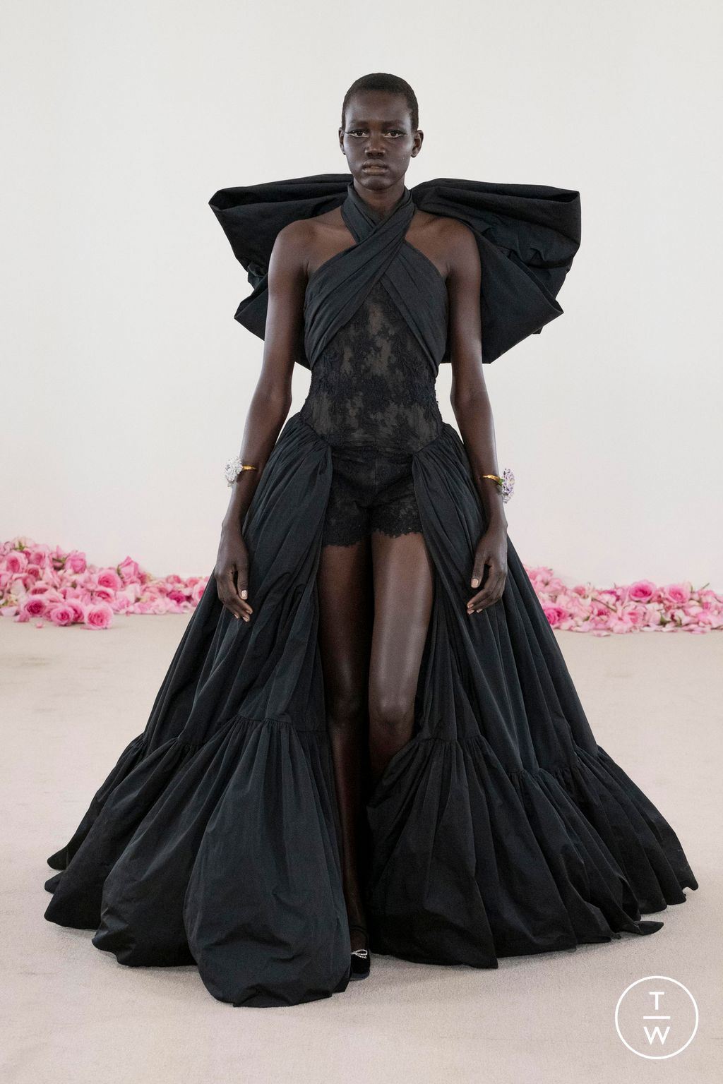 Fashion Week Paris Fall/Winter 2023 look 12 from the Giambattista Valli collection couture