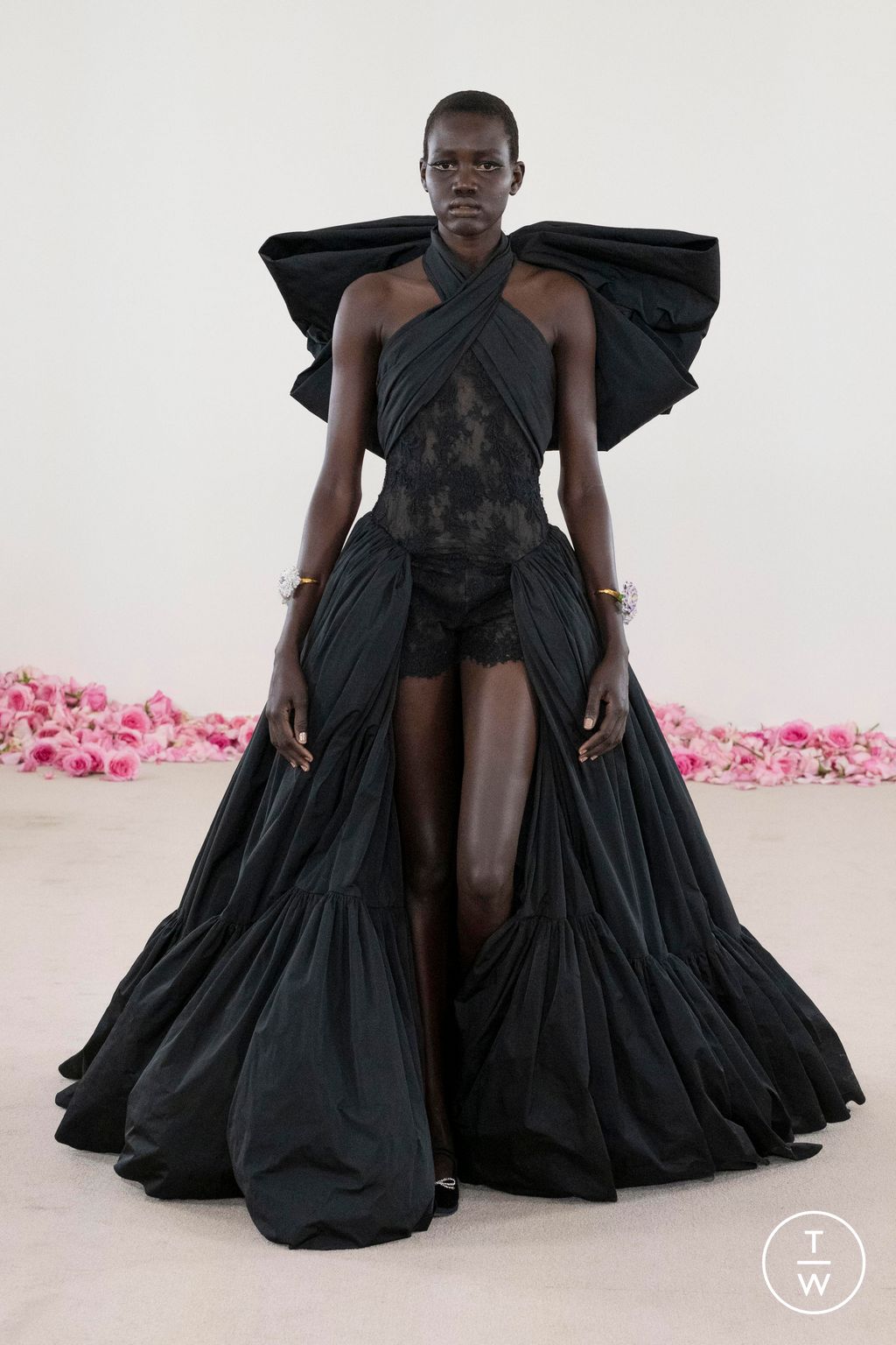 Fashion Week Paris Fall/Winter 2023 look 12 de la collection Giambattista Valli couture