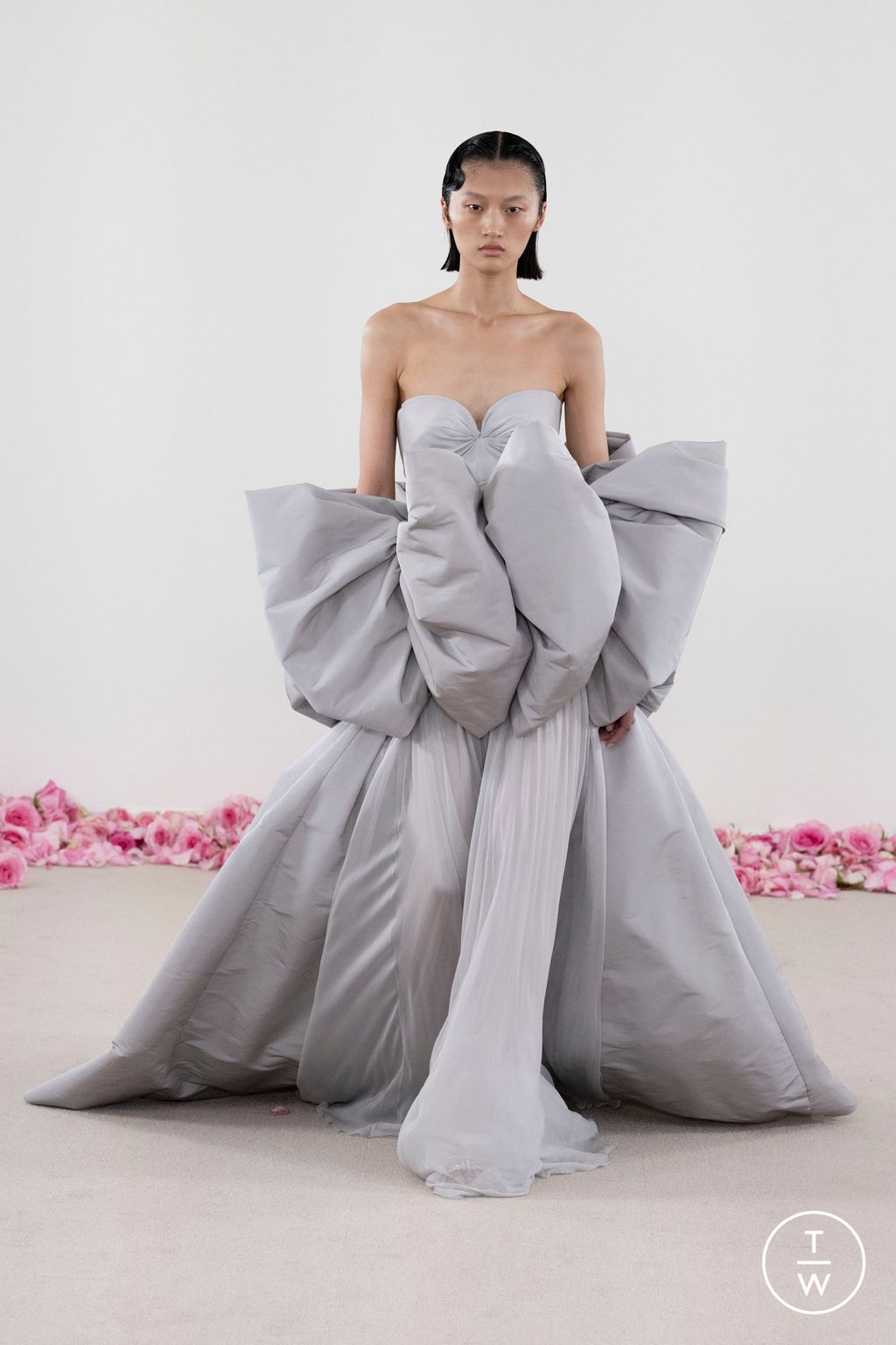 Fashion Week Paris Fall/Winter 2023 look 13 from the Giambattista Valli collection couture