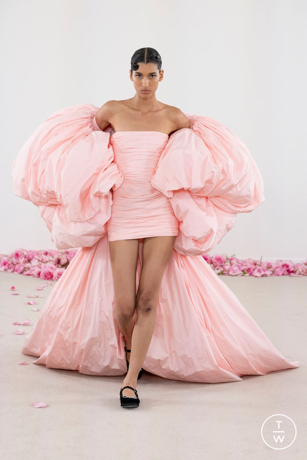 Fashion Week Paris Fall/Winter 2023 look 15 from the Giambattista Valli collection couture
