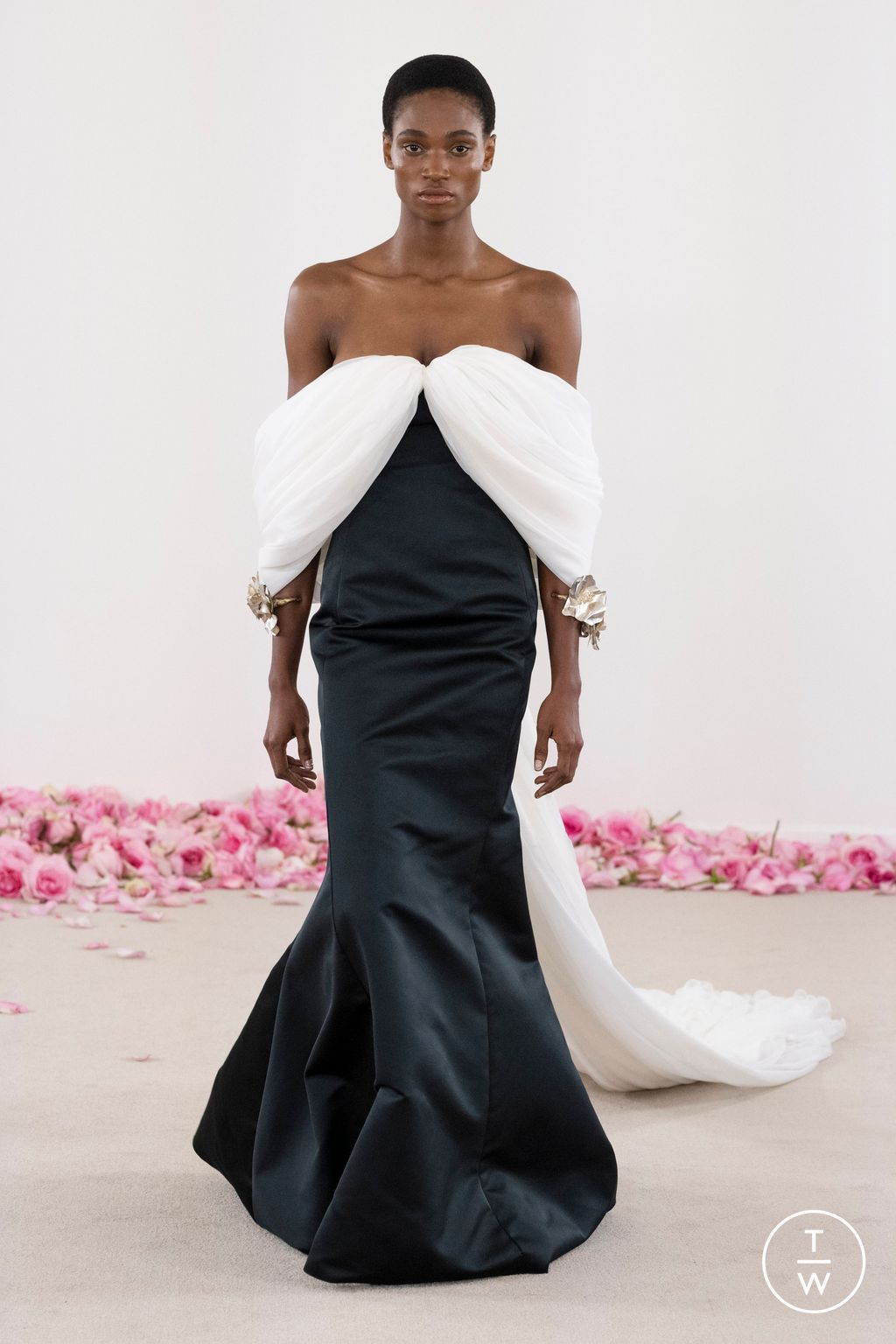 Fashion Week Paris Fall/Winter 2023 look 16 from the Giambattista Valli collection couture