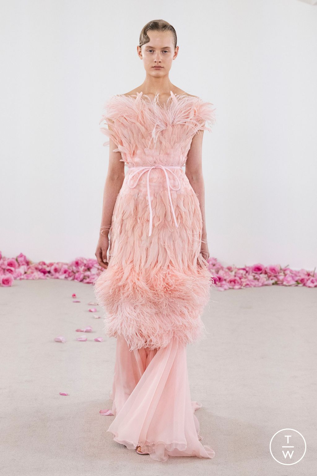 Fashion Week Paris Fall/Winter 2023 look 17 de la collection Giambattista Valli couture