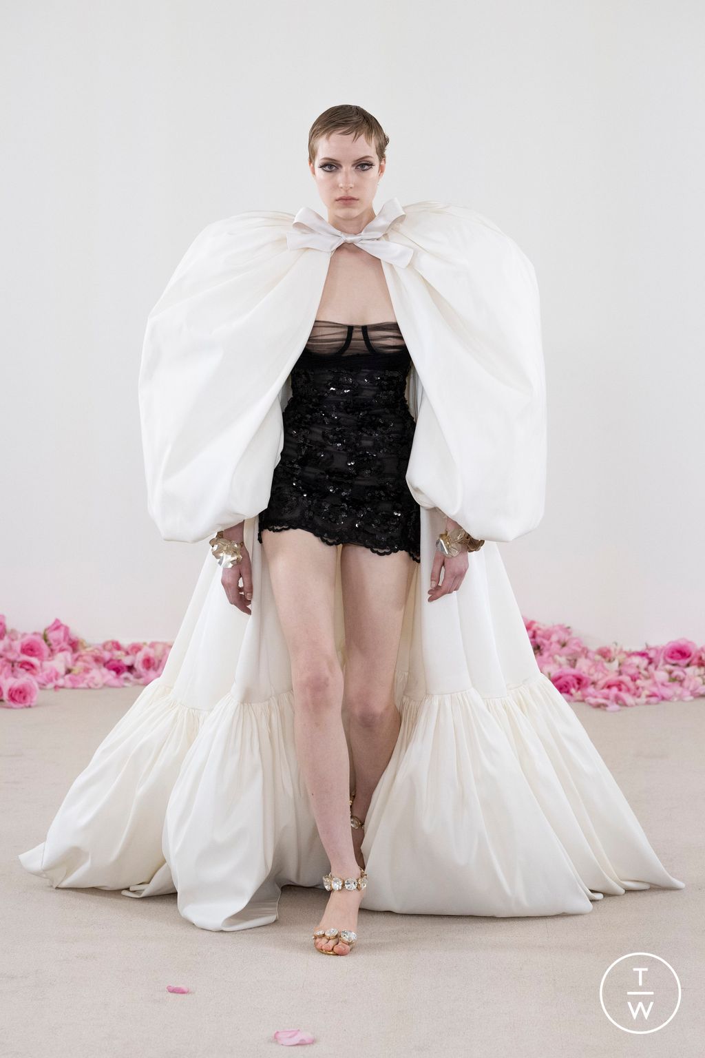 Fashion Week Paris Fall/Winter 2023 look 18 from the Giambattista Valli collection 高级定制