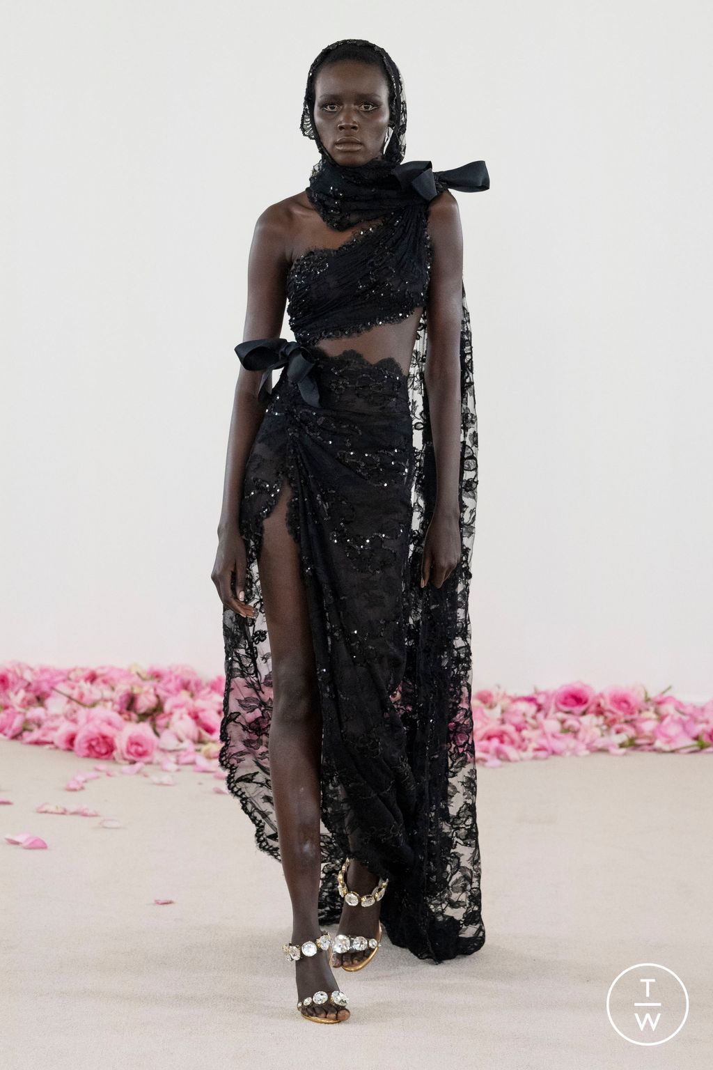 Fashion Week Paris Fall/Winter 2023 look 19 from the Giambattista Valli collection couture