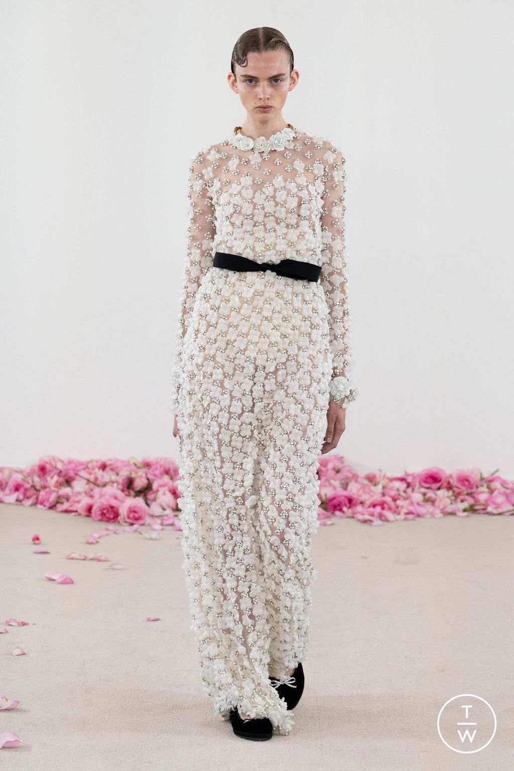 Fashion Week Paris Fall/Winter 2023 look 20 from the Giambattista Valli collection couture