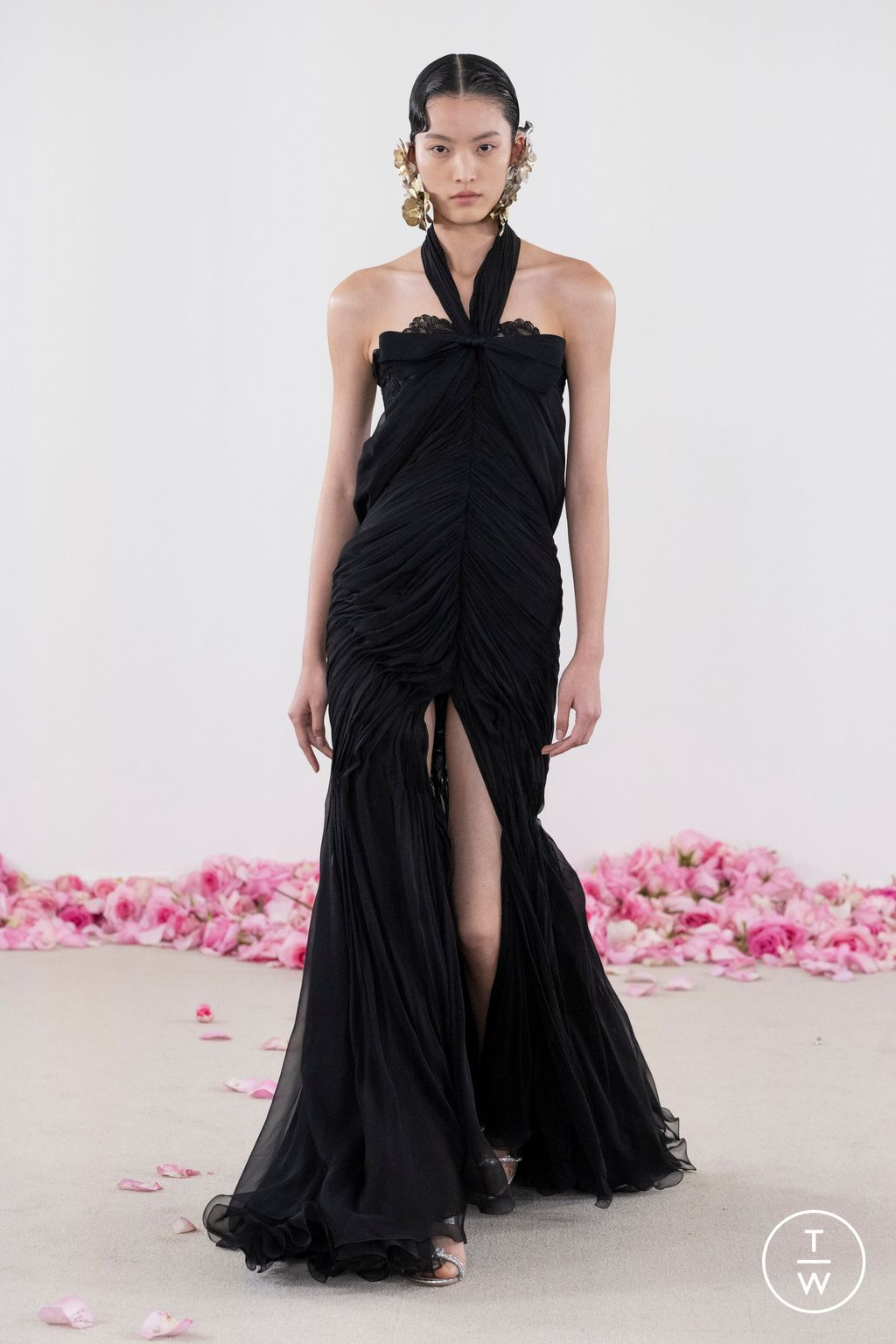 Fashion Week Paris Fall/Winter 2023 look 21 from the Giambattista Valli collection couture