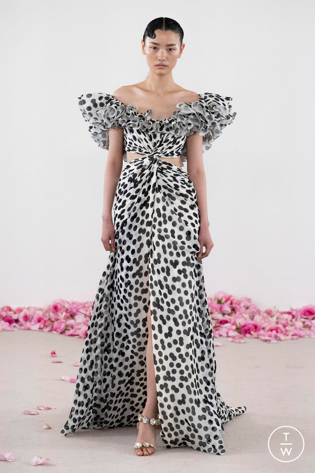 Fashion Week Paris Fall/Winter 2023 look 22 de la collection Giambattista Valli couture