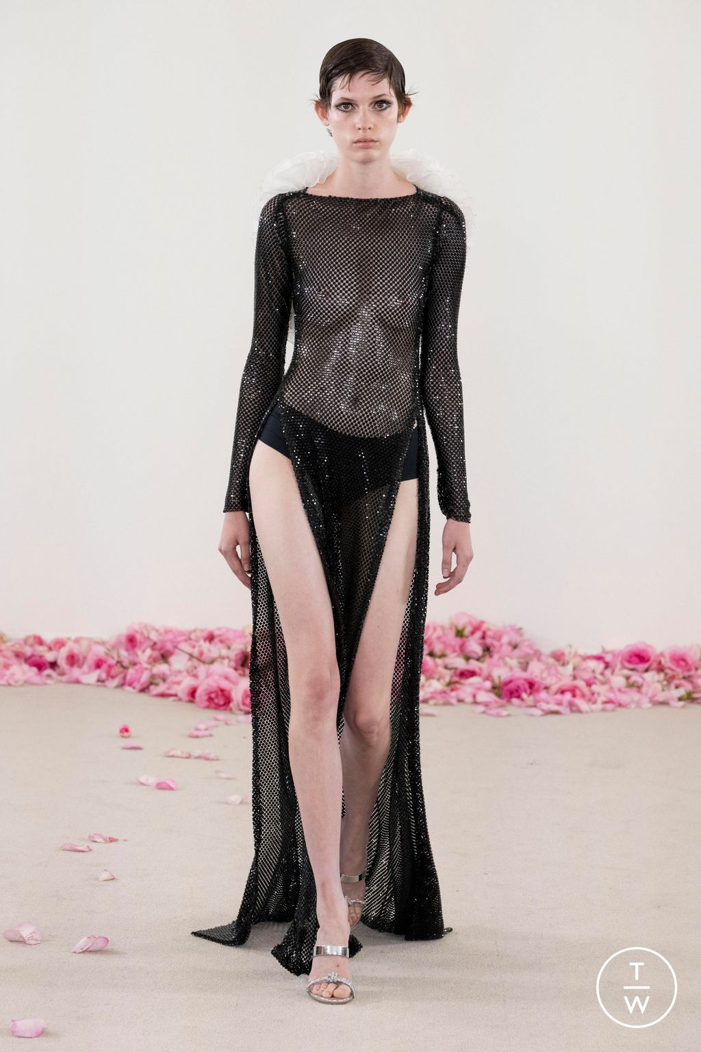 Fashion Week Paris Fall/Winter 2023 look 23 from the Giambattista Valli collection couture