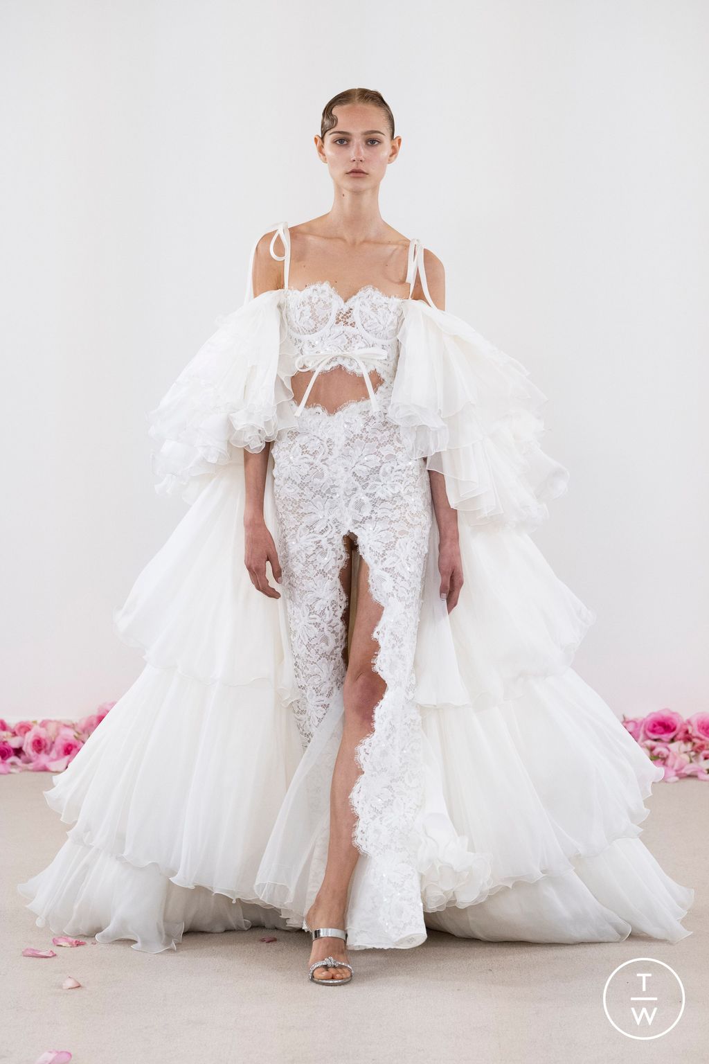 Fashion Week Paris Fall/Winter 2023 look 24 from the Giambattista Valli collection couture