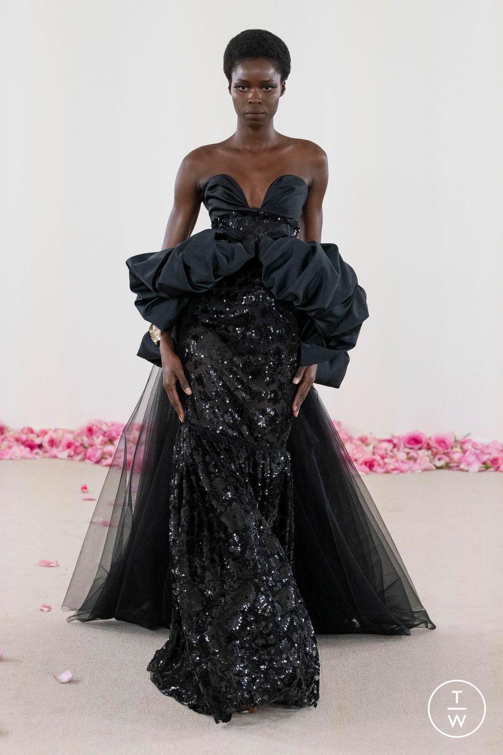 Fashion Week Paris Fall/Winter 2023 look 25 from the Giambattista Valli collection couture