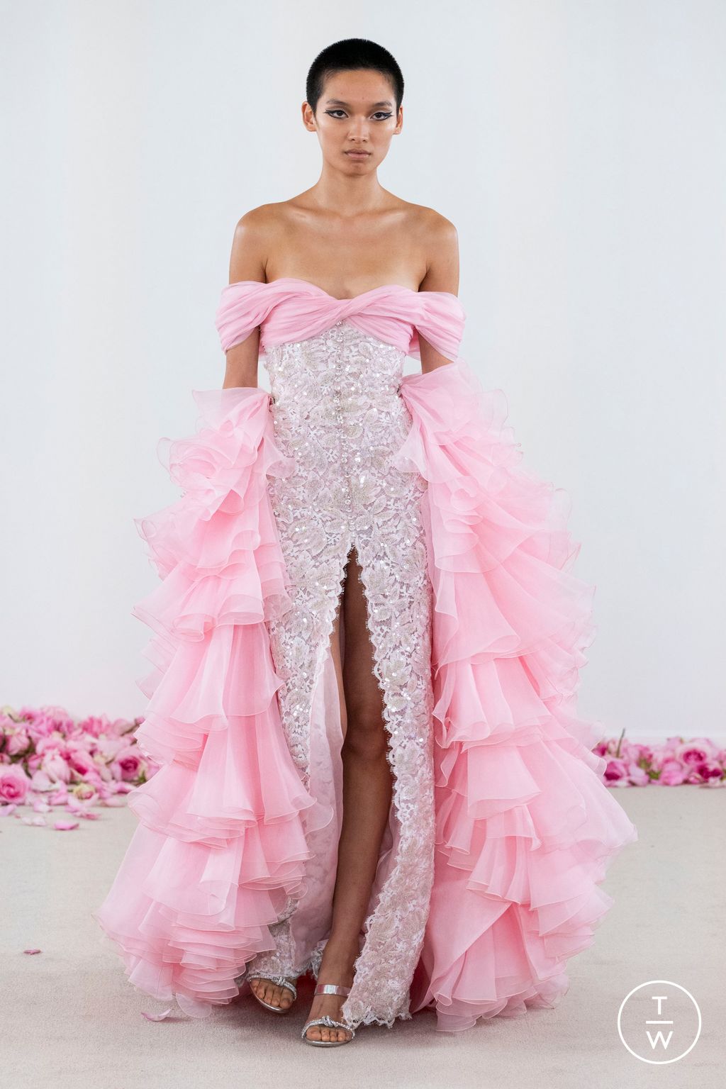Fashion Week Paris Fall/Winter 2023 look 26 from the Giambattista Valli collection couture
