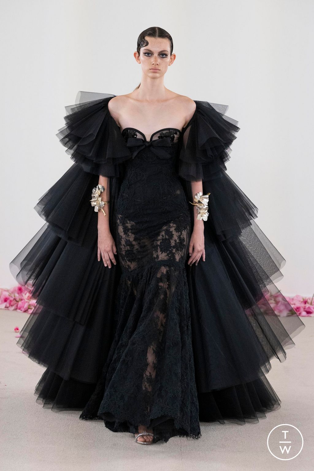 Fashion Week Paris Fall/Winter 2023 look 27 from the Giambattista Valli collection couture