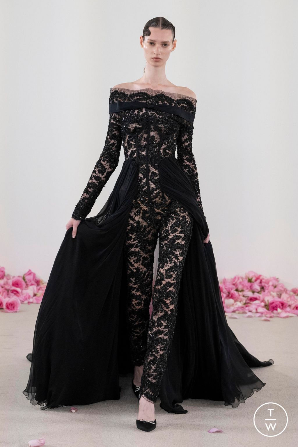 Fashion Week Paris Fall/Winter 2023 look 28 from the Giambattista Valli collection couture