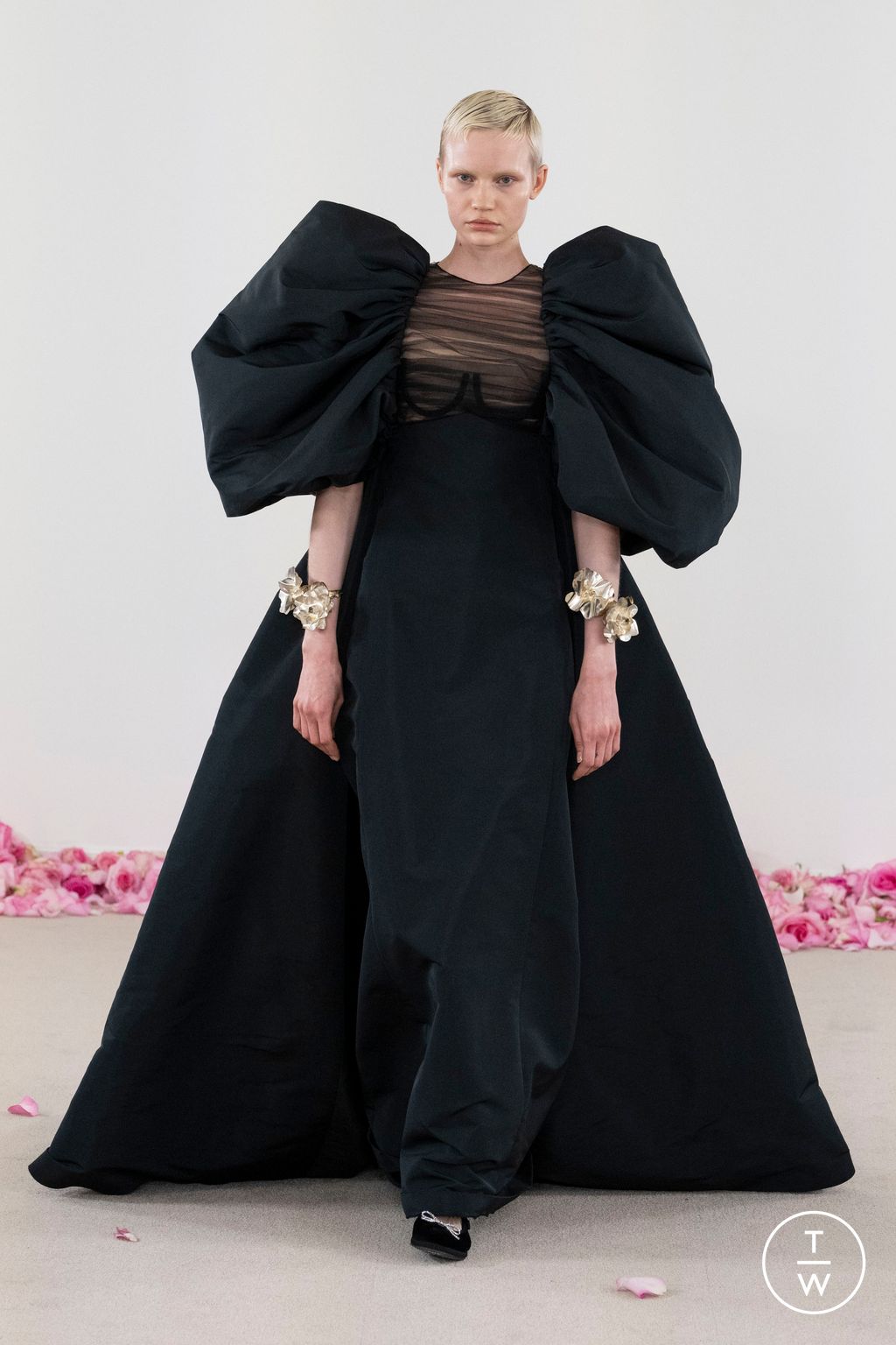 Fashion Week Paris Fall/Winter 2023 look 29 from the Giambattista Valli collection couture