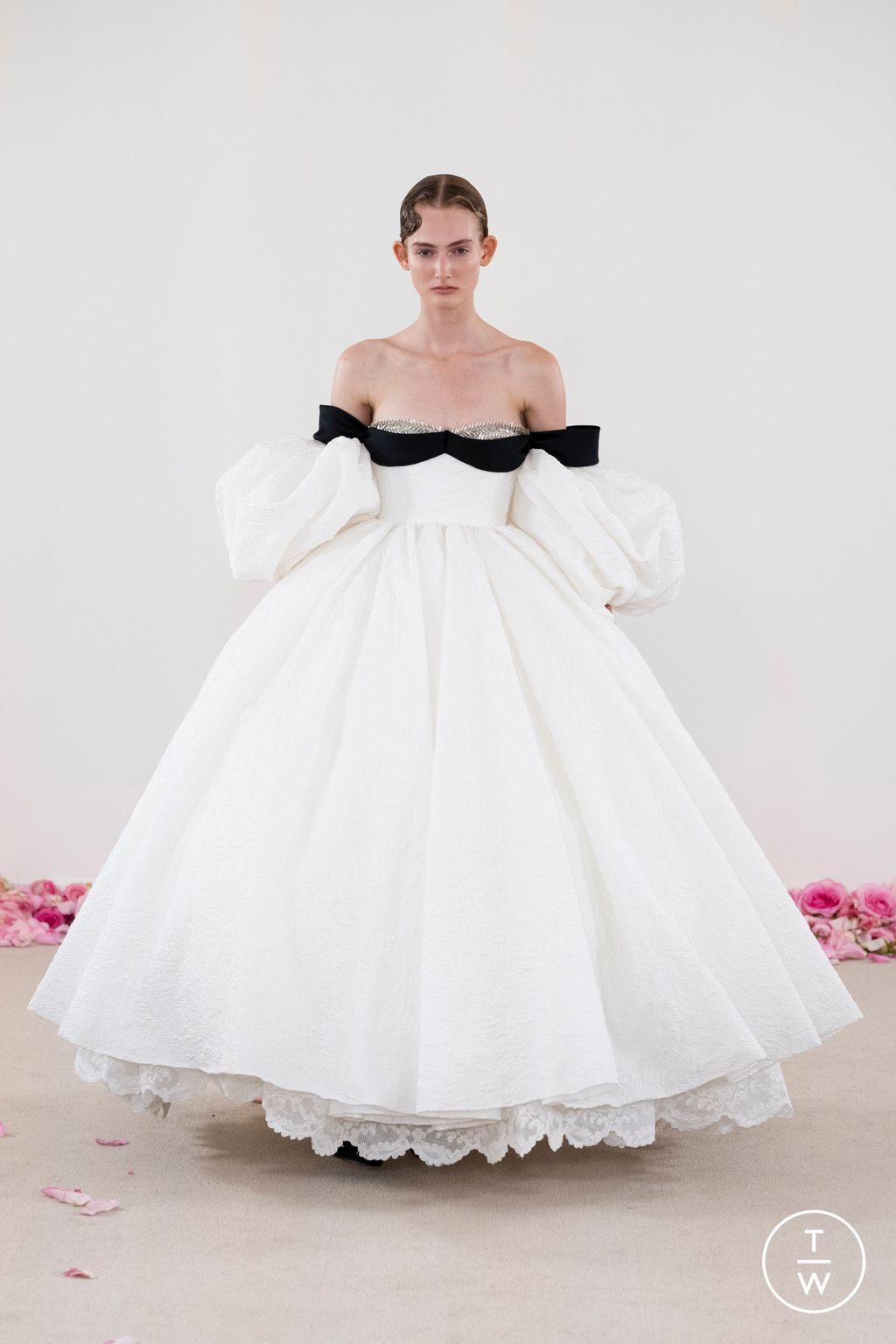 Fashion Week Paris Fall/Winter 2023 look 31 from the Giambattista Valli collection couture