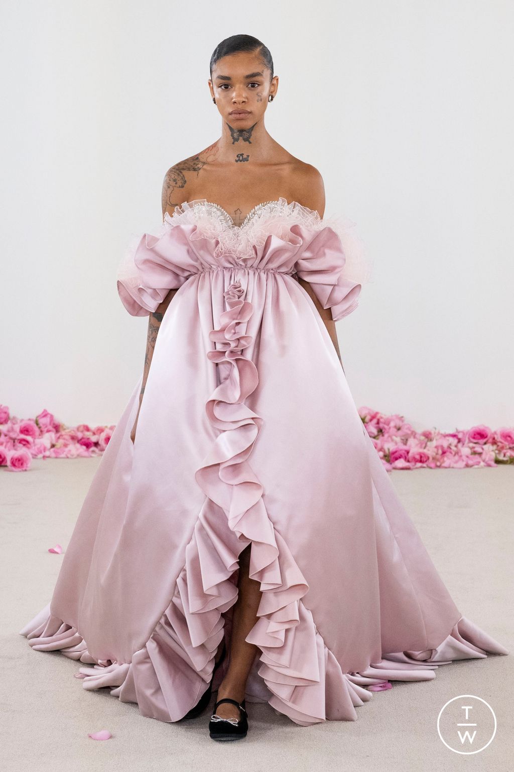 Fashion Week Paris Fall/Winter 2023 look 32 de la collection Giambattista Valli couture