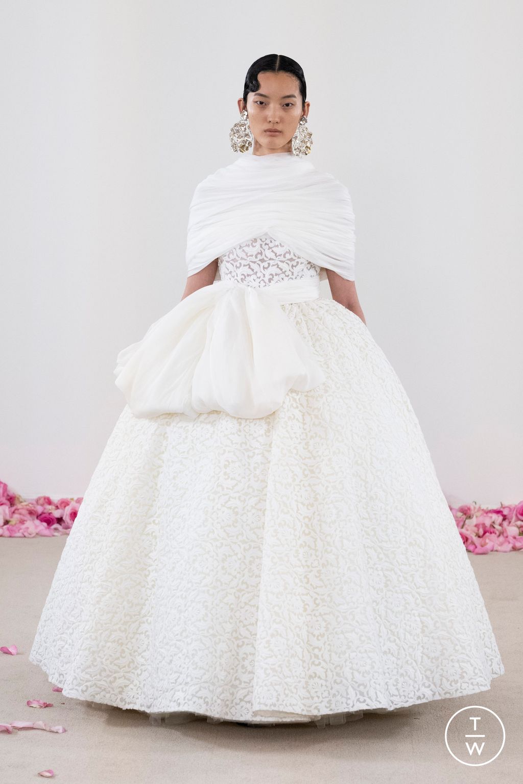 Fashion Week Paris Fall/Winter 2023 look 33 from the Giambattista Valli collection couture