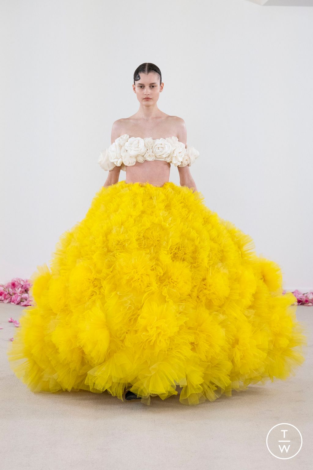 Fashion Week Paris Fall/Winter 2023 look 34 from the Giambattista Valli collection couture