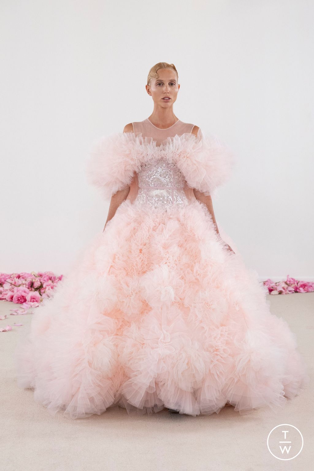 Fashion Week Paris Fall/Winter 2023 look 35 from the Giambattista Valli collection couture