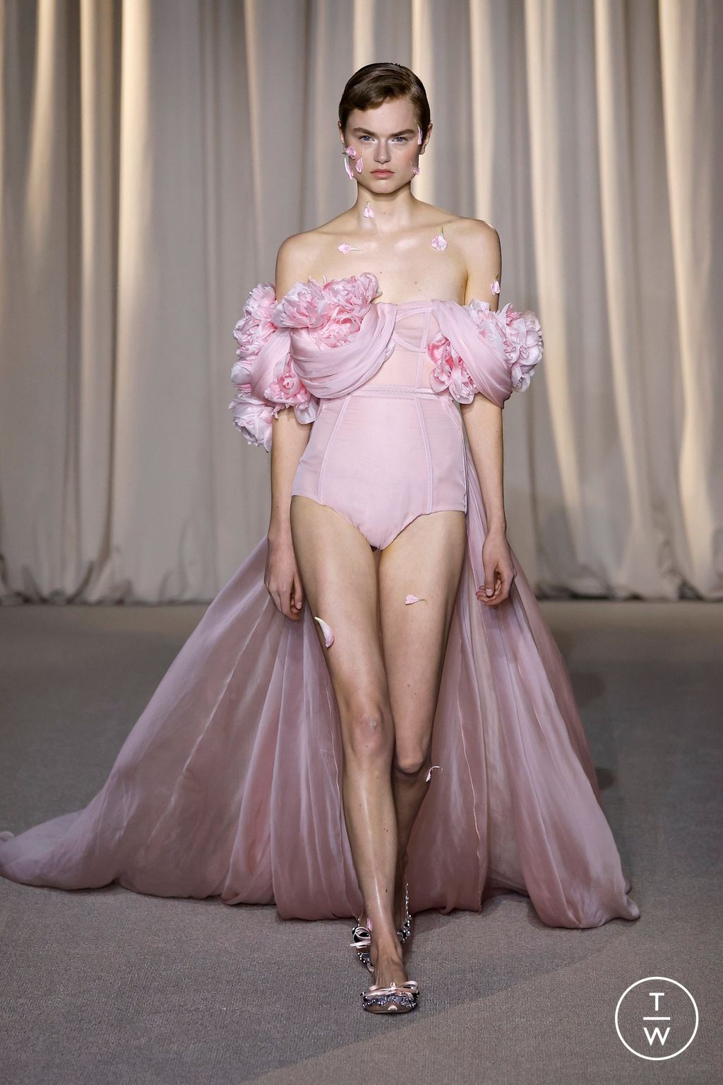 Fashion Week Paris Fall/Winter 2024 look 1 from the Giambattista Valli collection couture