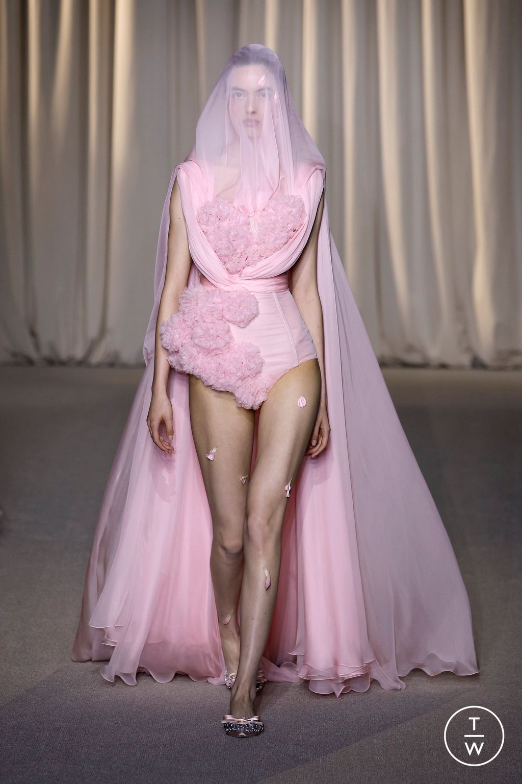 Fashion Week Paris Fall/Winter 2024 look 3 from the Giambattista Valli collection couture
