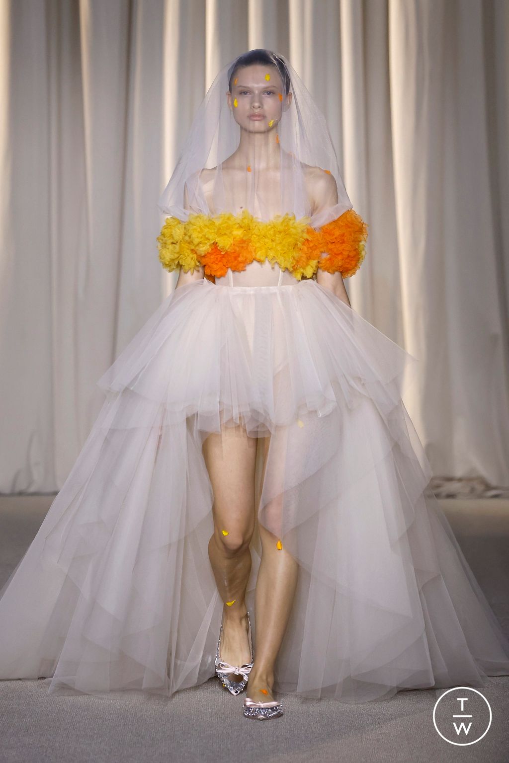 Fashion Week Paris Fall/Winter 2024 look 7 de la collection Giambattista Valli couture