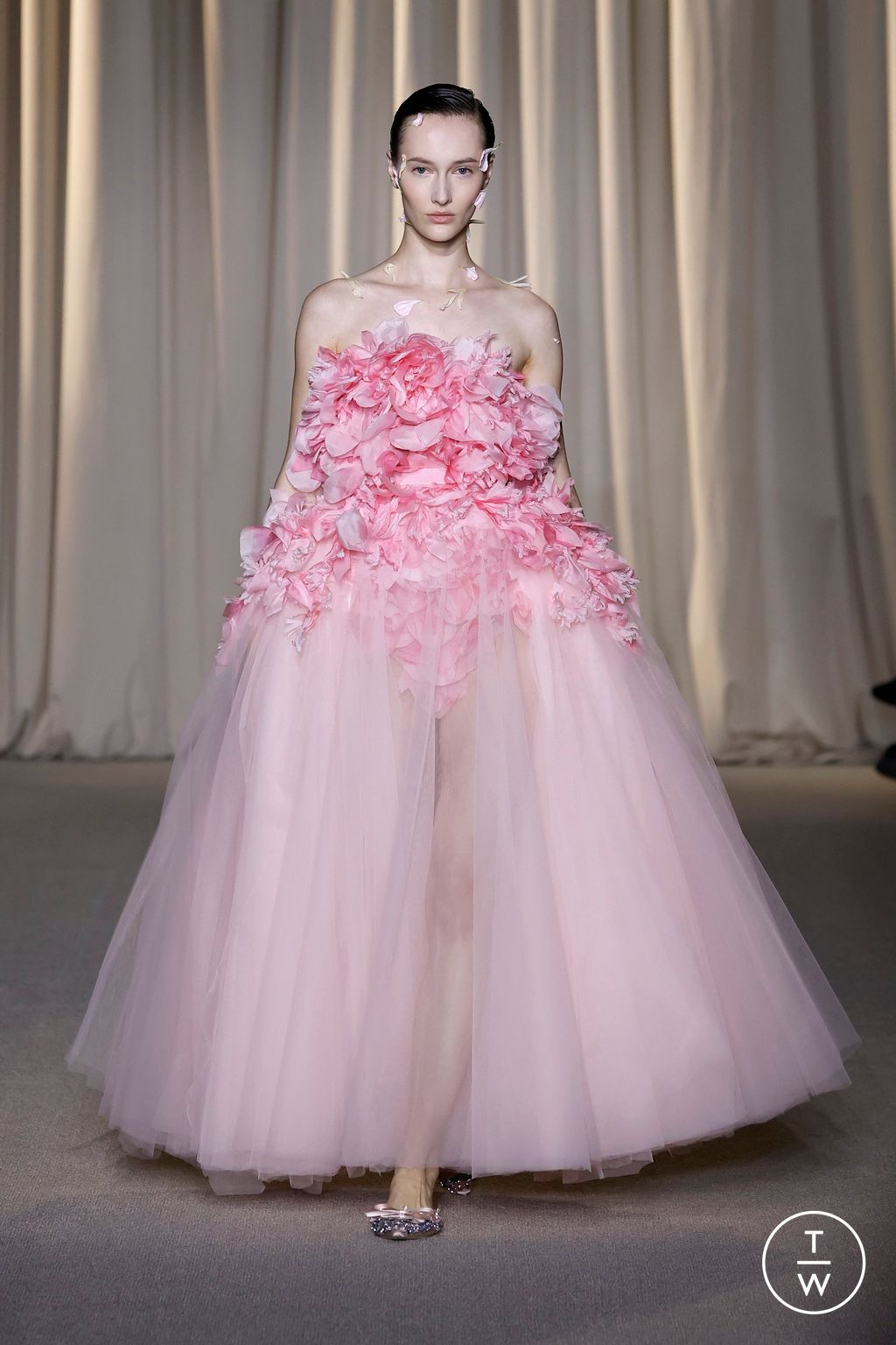 Fashion Week Paris Fall/Winter 2024 look 8 from the Giambattista Valli collection couture