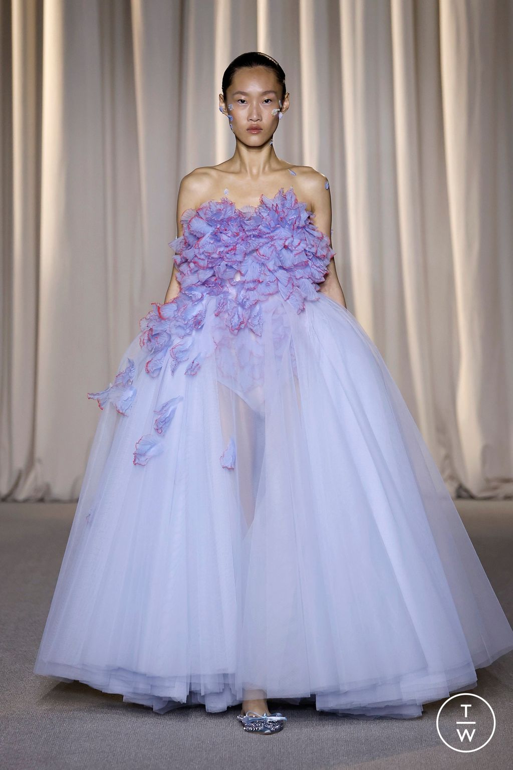 Fashion Week Paris Fall/Winter 2024 look 9 from the Giambattista Valli collection couture