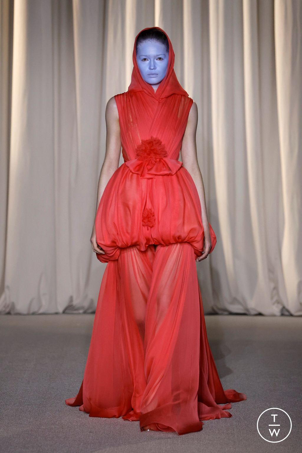 Fashion Week Paris Fall/Winter 2024 look 10 from the Giambattista Valli collection couture