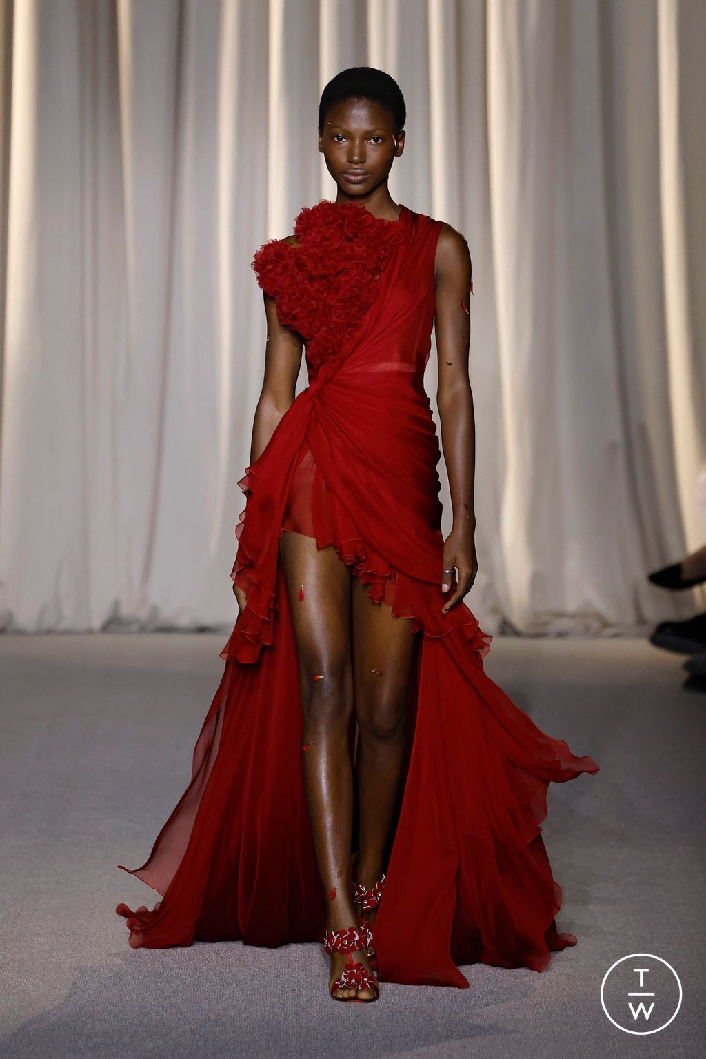 Fashion Week Paris Fall/Winter 2024 look 11 from the Giambattista Valli collection couture