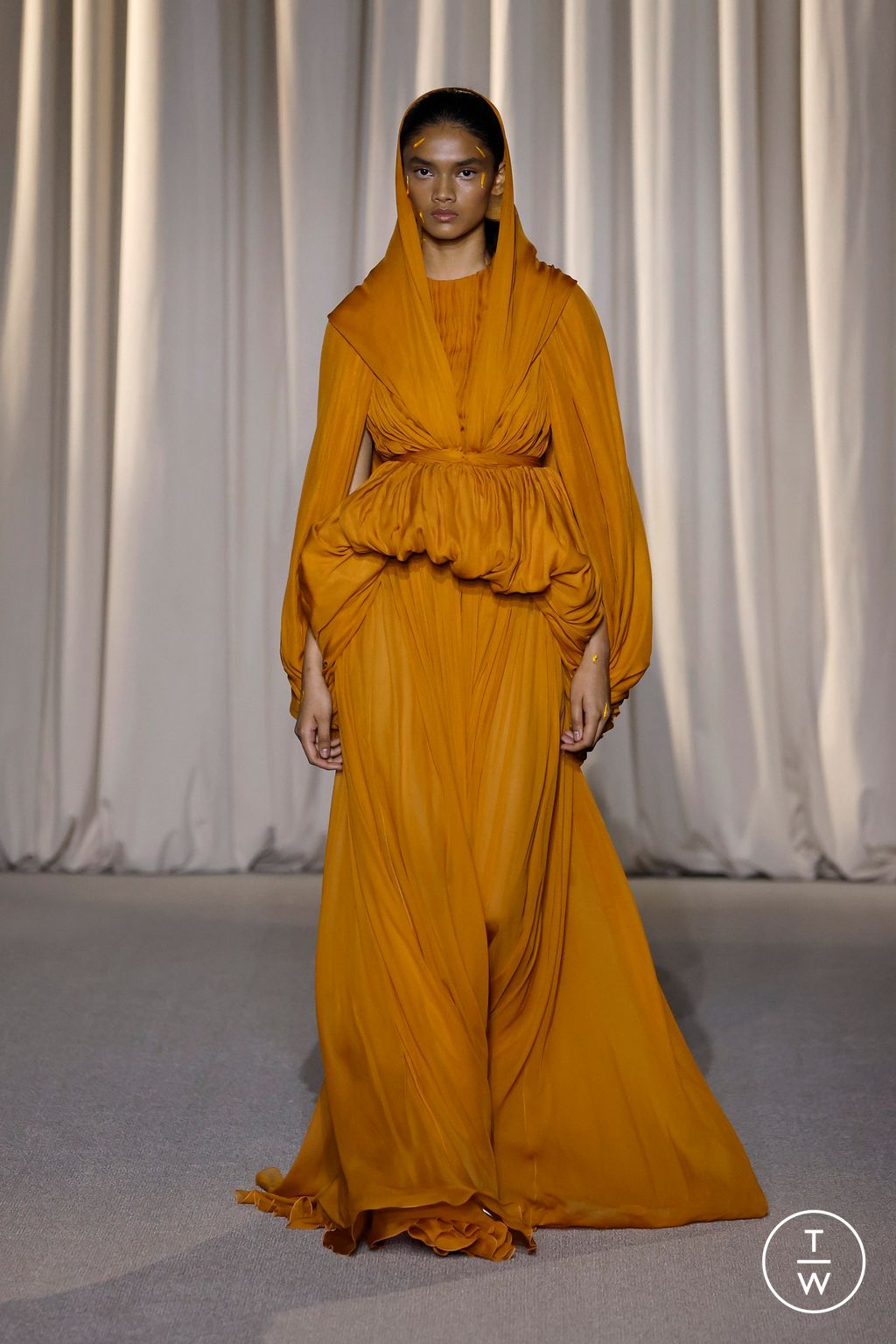 Fashion Week Paris Fall/Winter 2024 look 12 from the Giambattista Valli collection couture