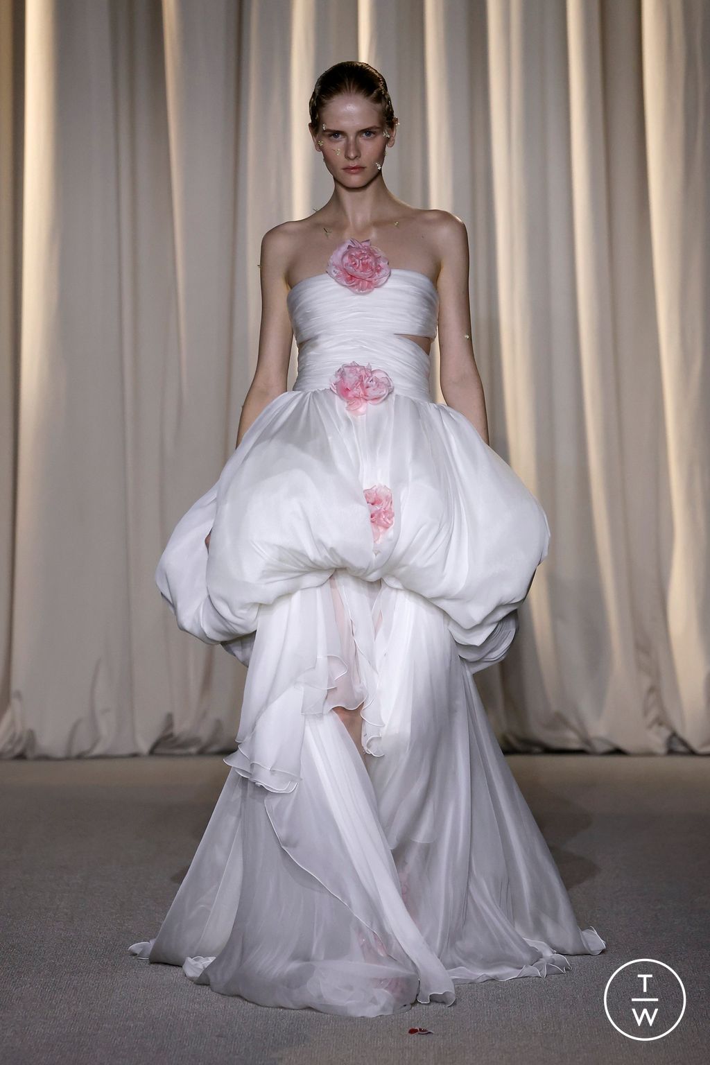 Fashion Week Paris Fall/Winter 2024 look 13 from the Giambattista Valli collection couture