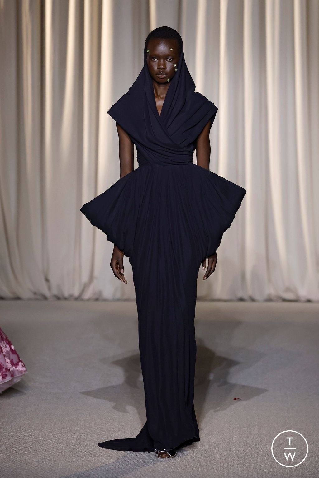 Fashion Week Paris Fall/Winter 2024 look 14 from the Giambattista Valli collection couture