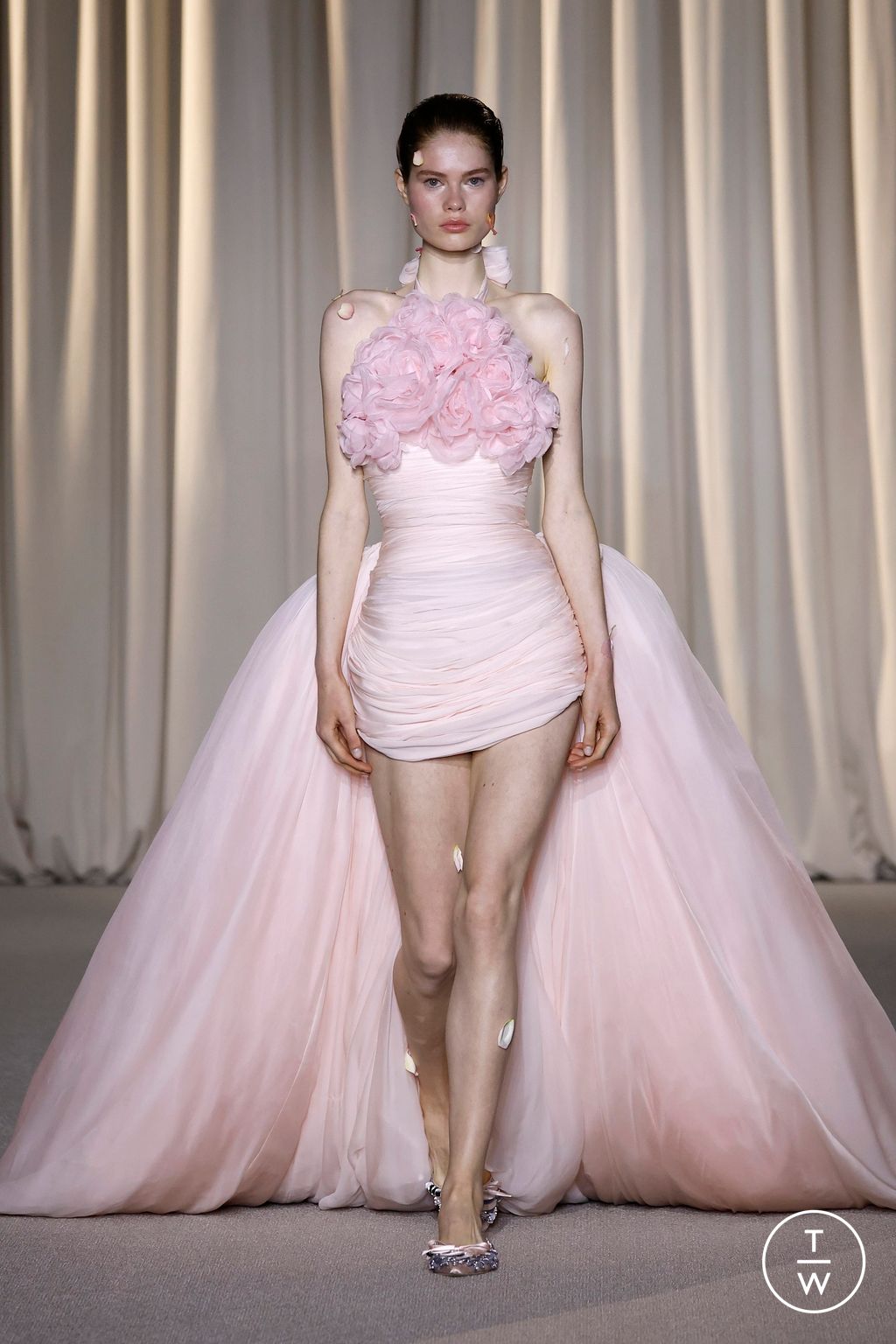 Fashion Week Paris Fall/Winter 2024 look 15 from the Giambattista Valli collection couture
