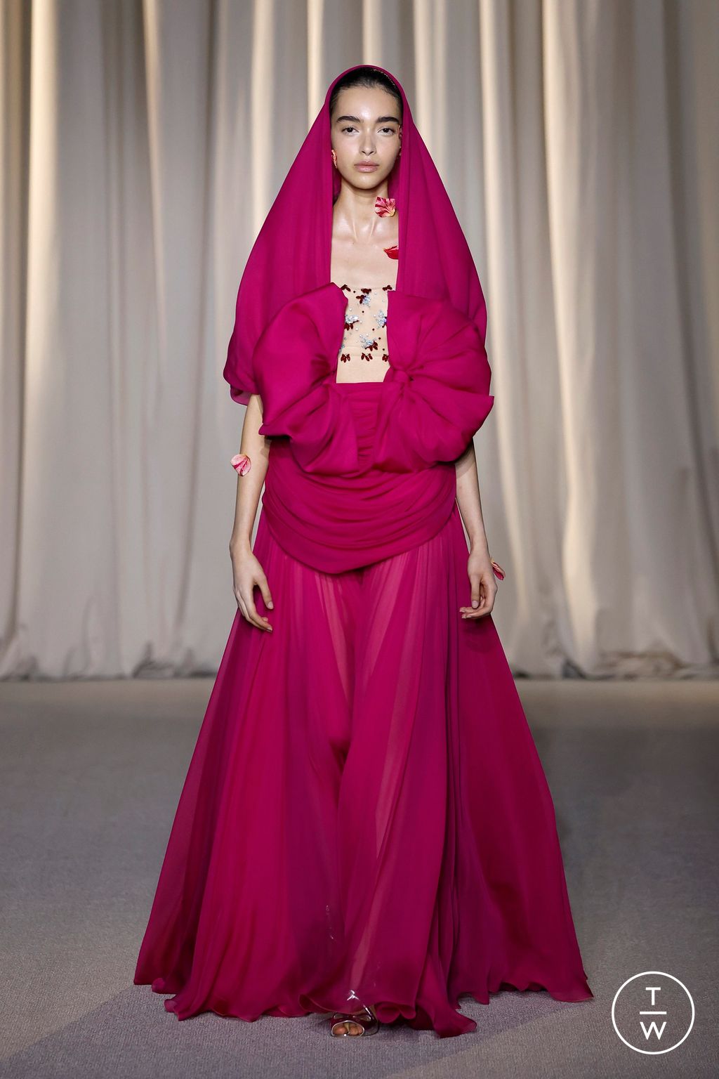 Fashion Week Paris Fall/Winter 2024 look 16 from the Giambattista Valli collection couture