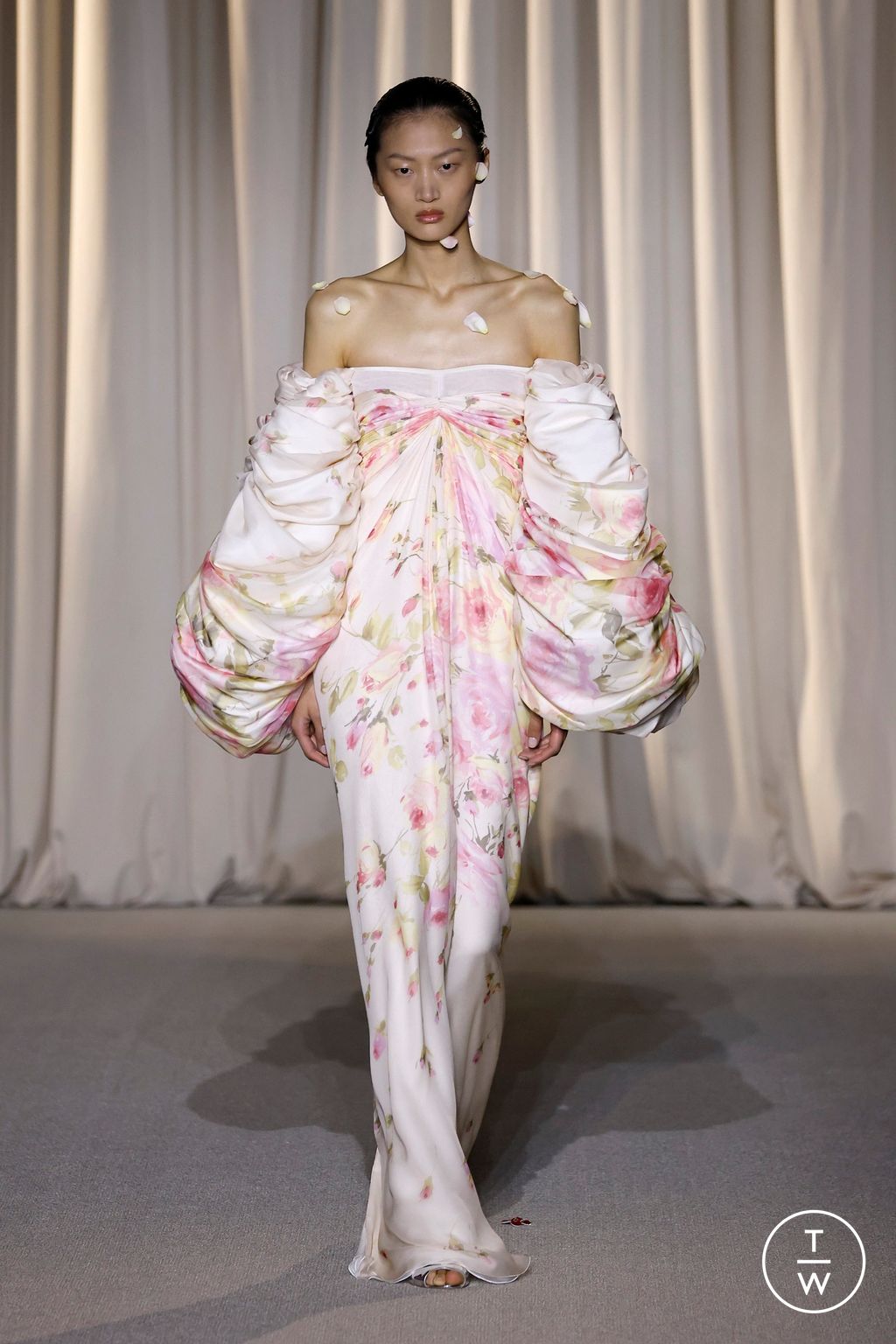Fashion Week Paris Fall/Winter 2024 look 20 from the Giambattista Valli collection couture