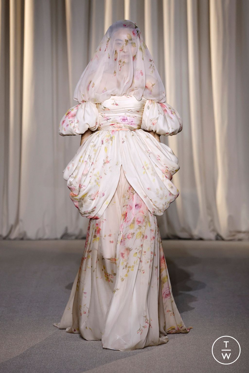 Fashion Week Paris Fall/Winter 2024 look 22 from the Giambattista Valli collection couture